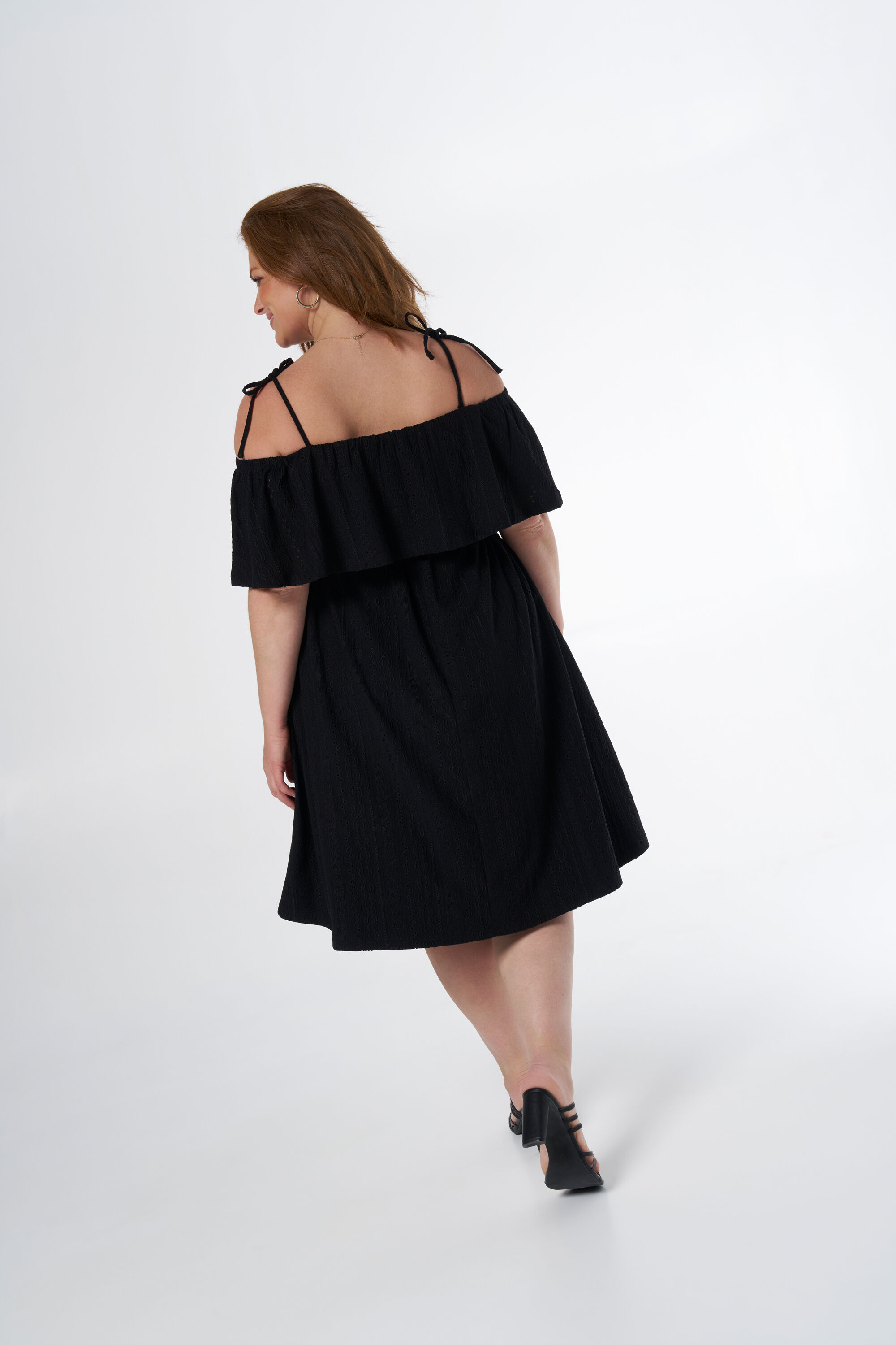 Schulterfreies Kleid mit Schleifendetail image number 3