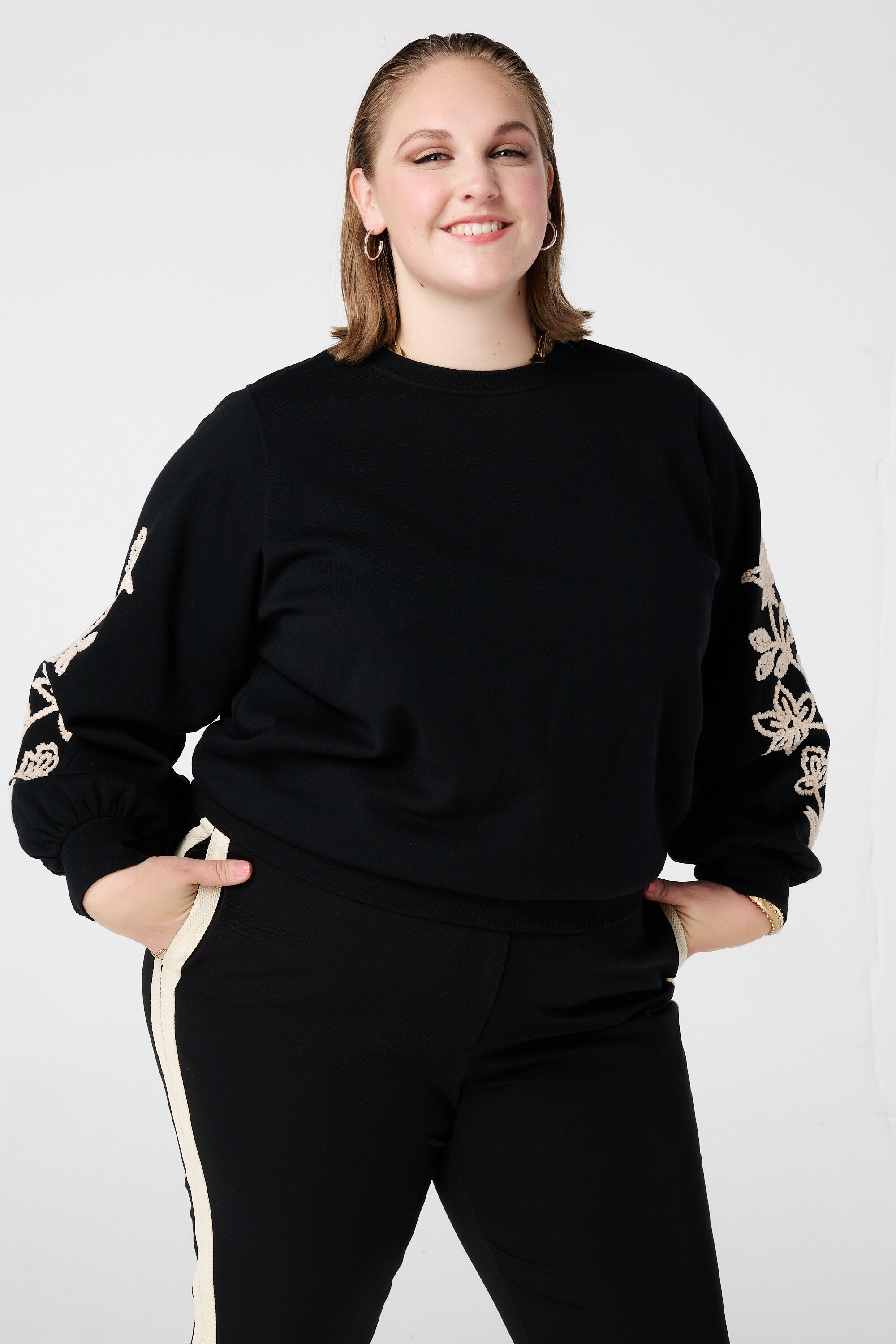 Pullover mit zarter Stickerei auf den &Auml;rmeln