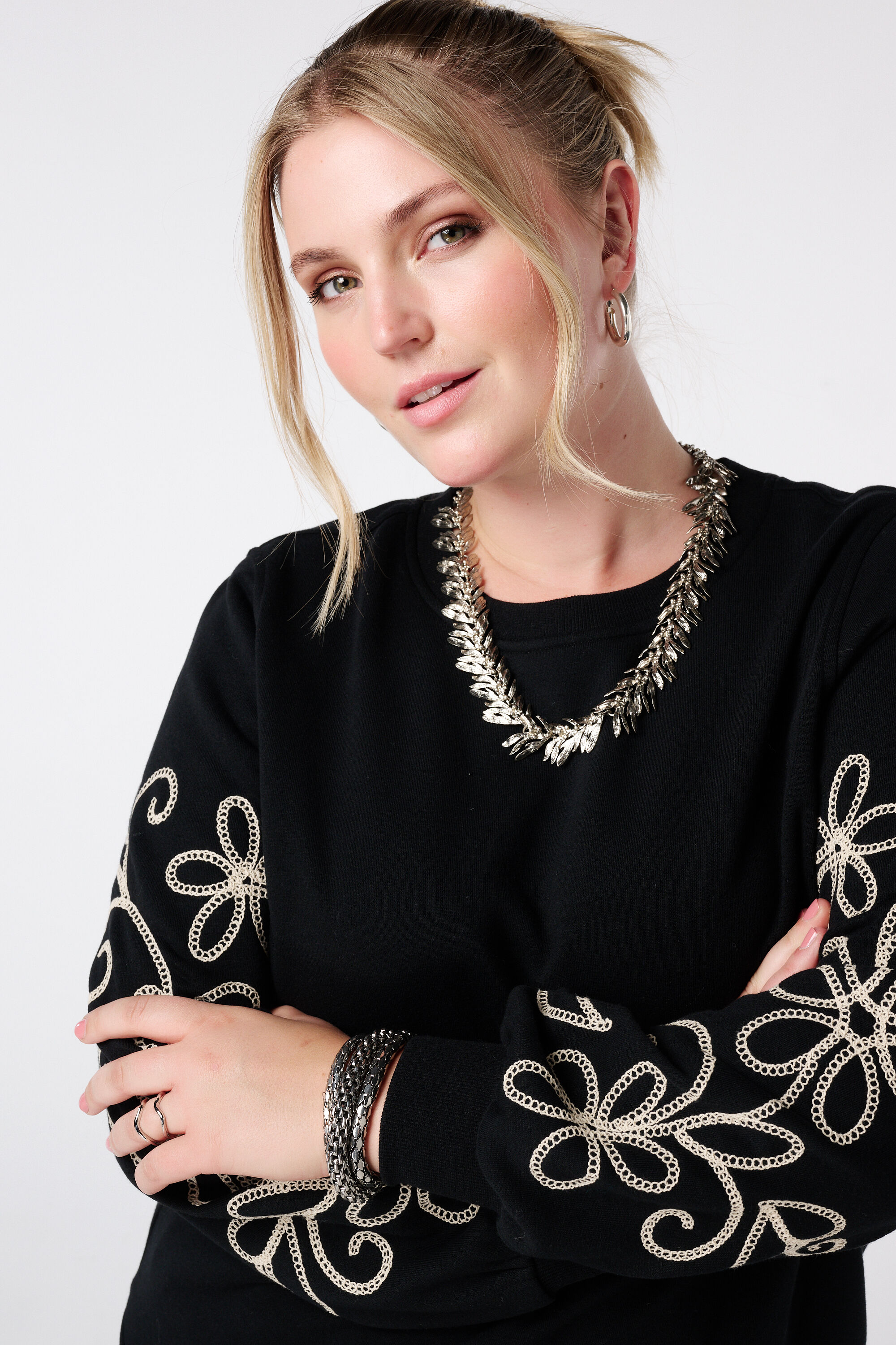 Pullover mit Stickdetails image number 4