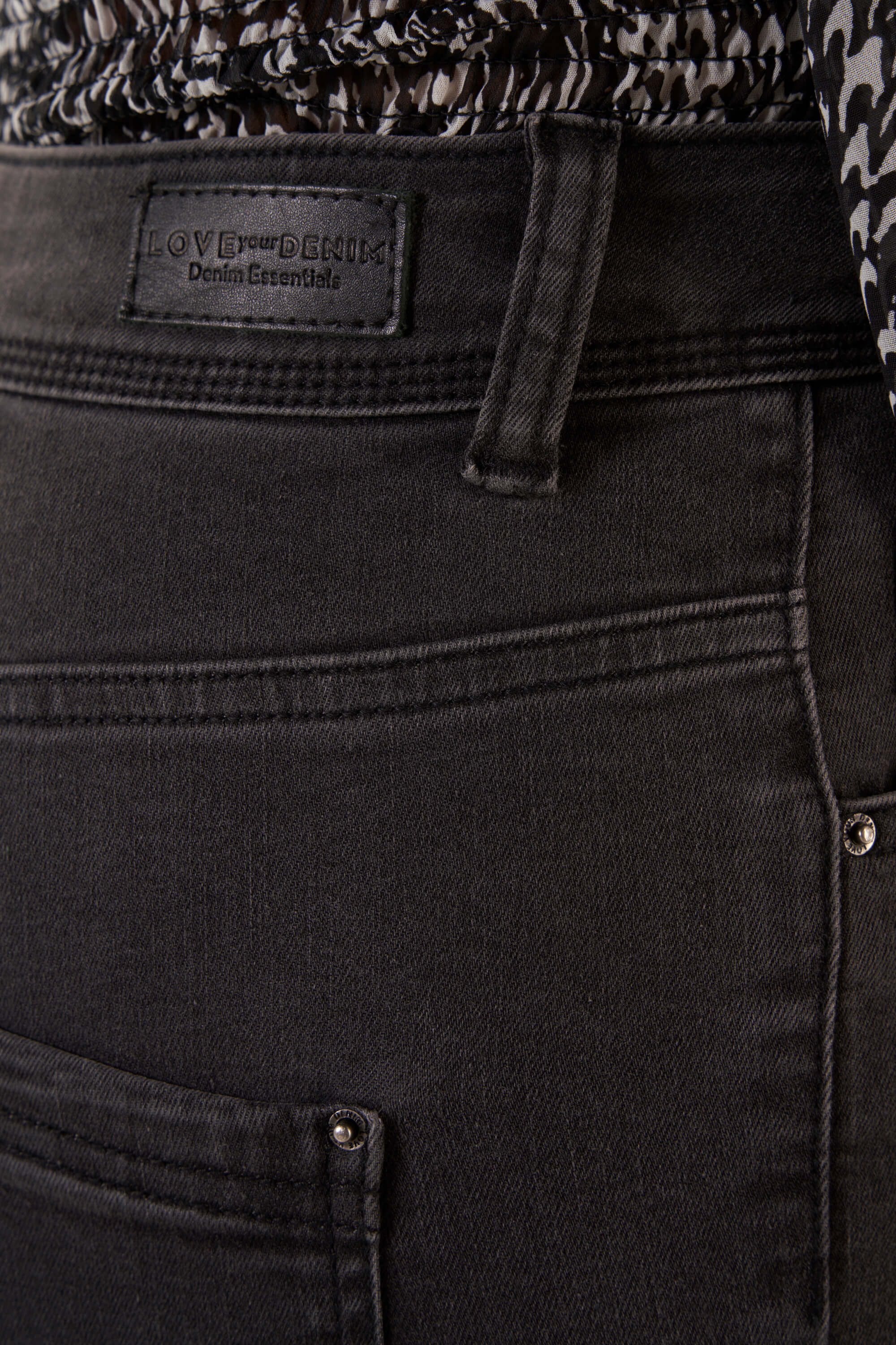 Skinny-Leg-Jeans mit hoher Taille CHERRY image number 5