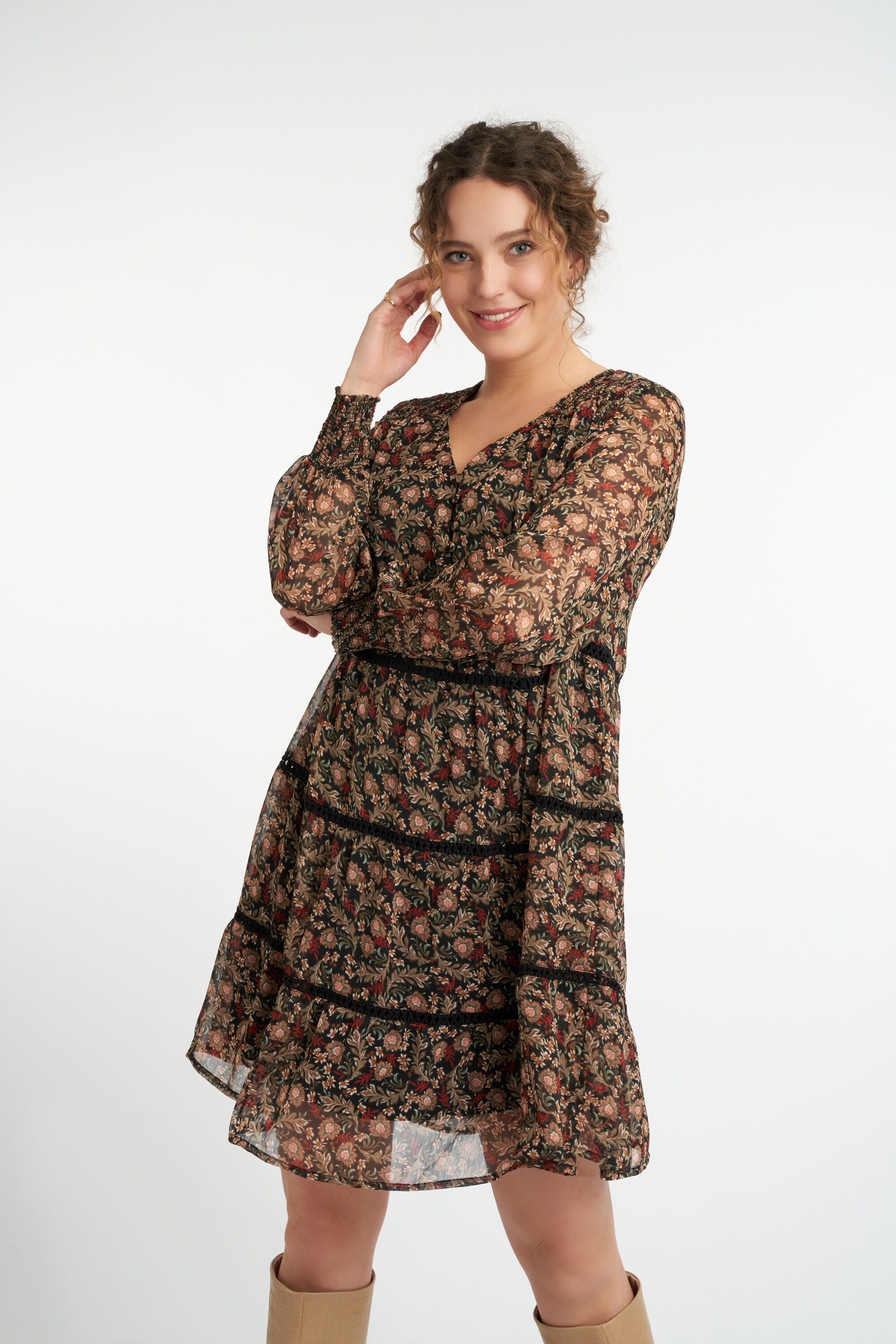 Kleid mit Blumen-Print und Smok-Details image number 5