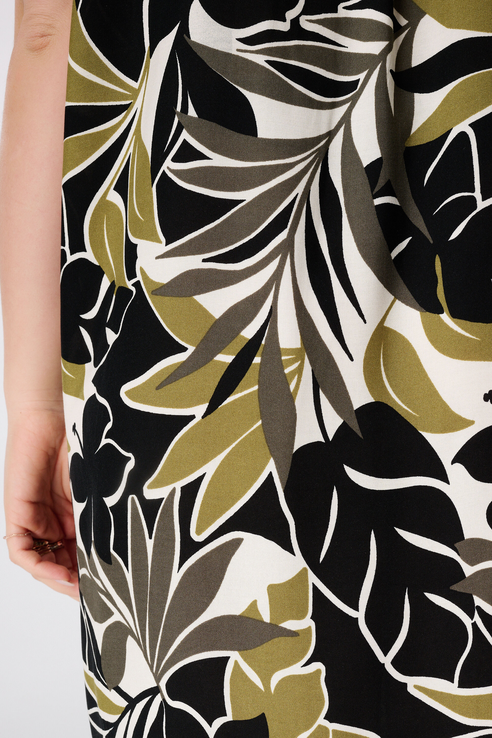 Kleid mit V Ausschnitt image number 6