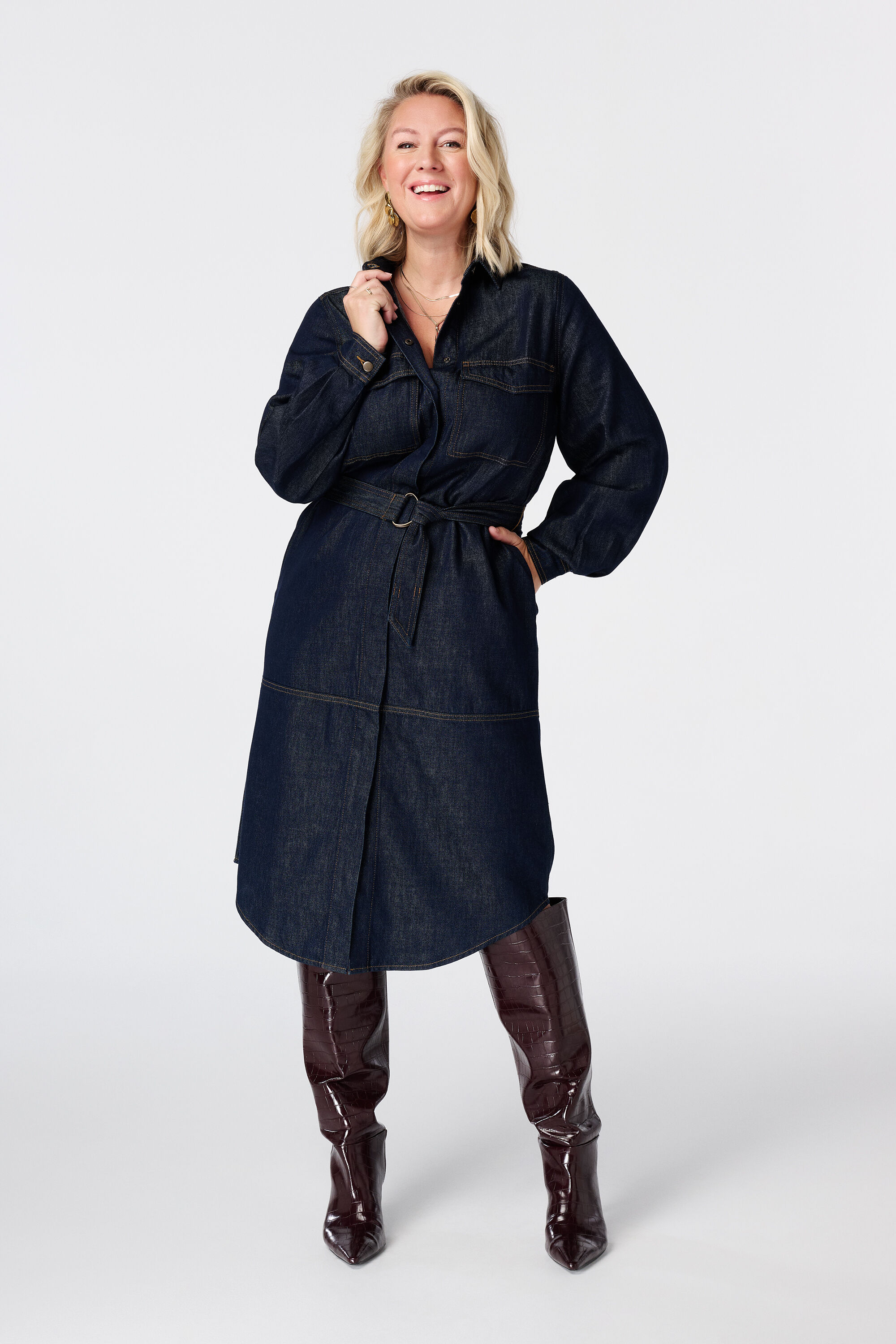Maxikleid aus Denim mit G&uuml;rtel
