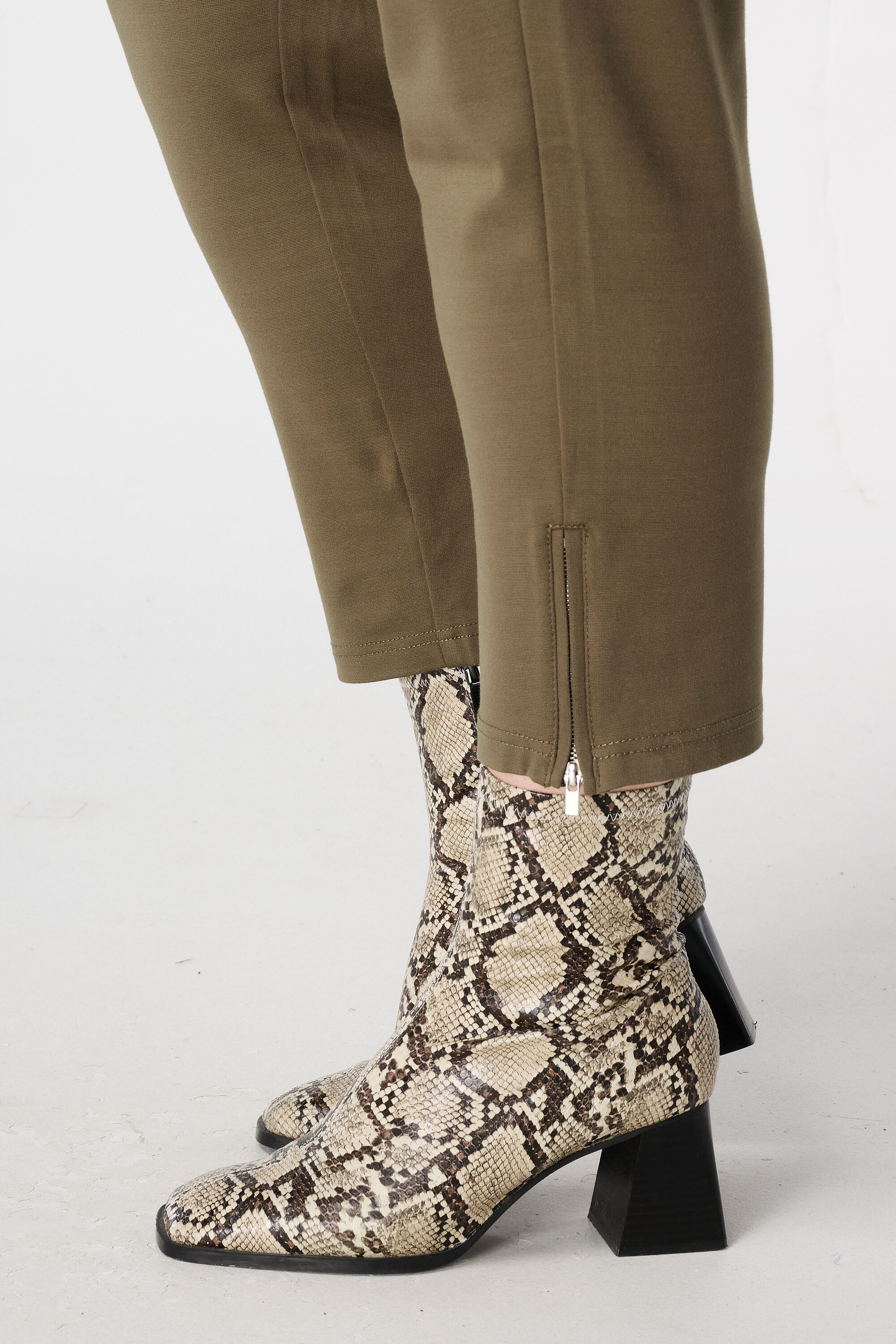 Hose mit elastischem Bund image number 4