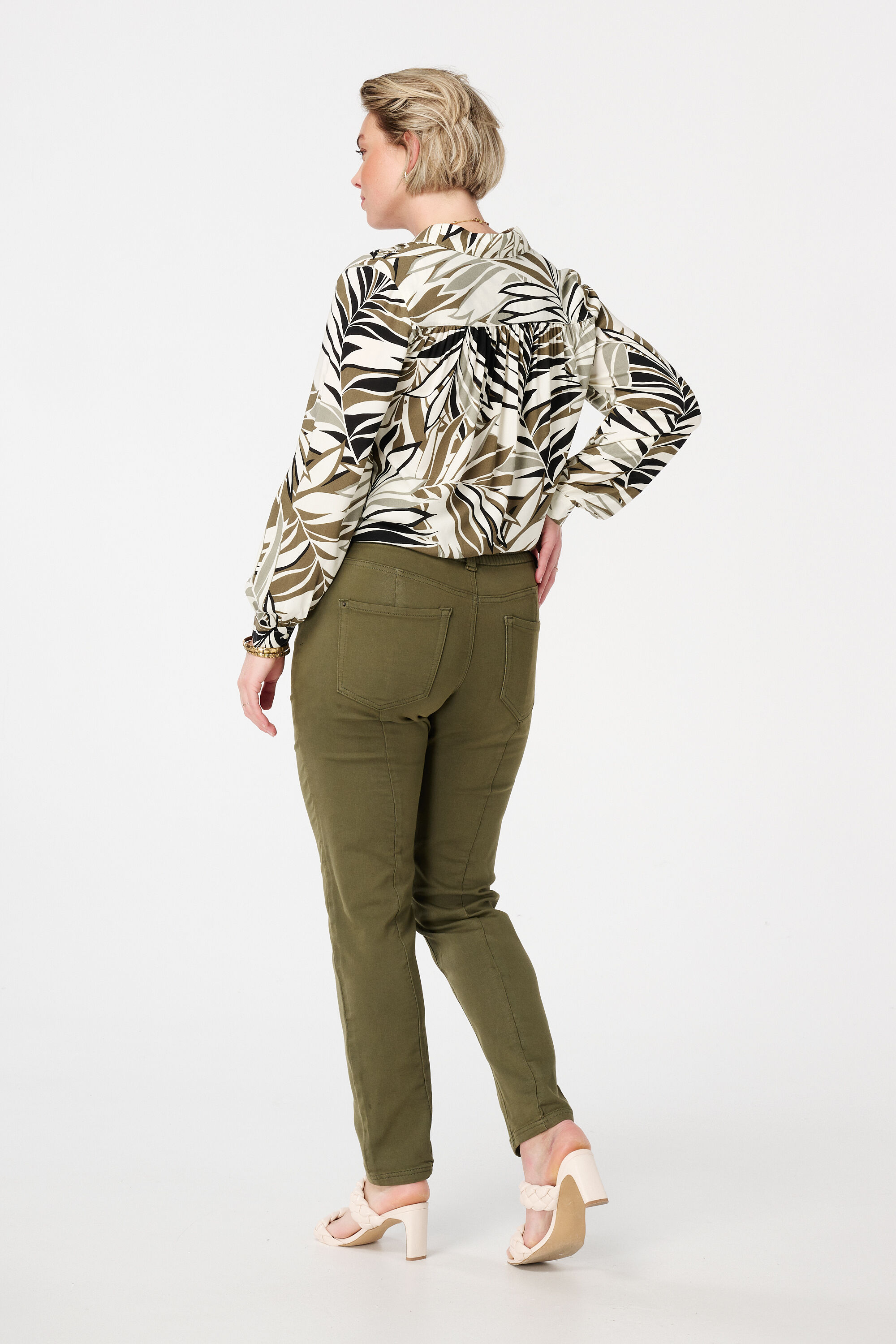 Straight-Leg-Jeans mit elastischem Bund  image number 3