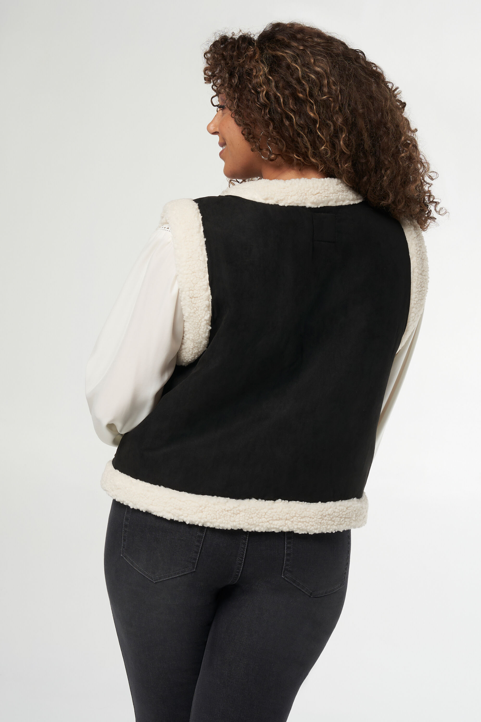 Gilet mit Teddy und Details  image number 3