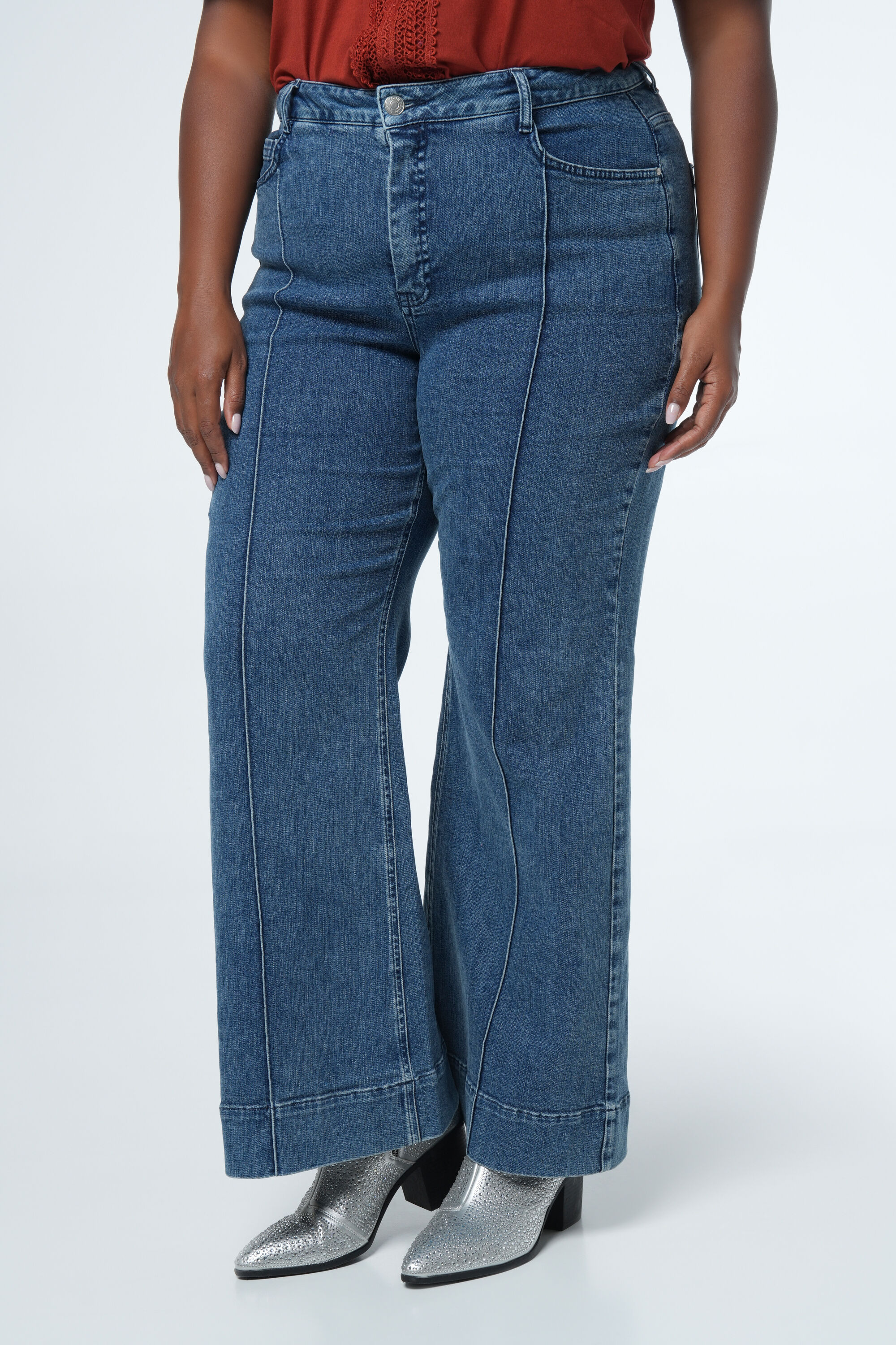 Jeans mit weitem Bein und Ziernaht image number 5