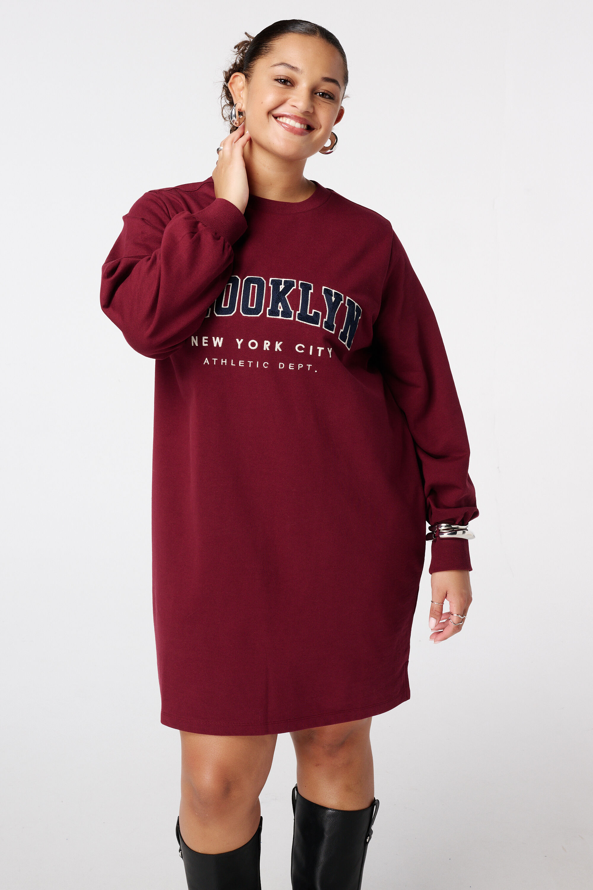 Sweaterkleid mit Schriftzug image number 5