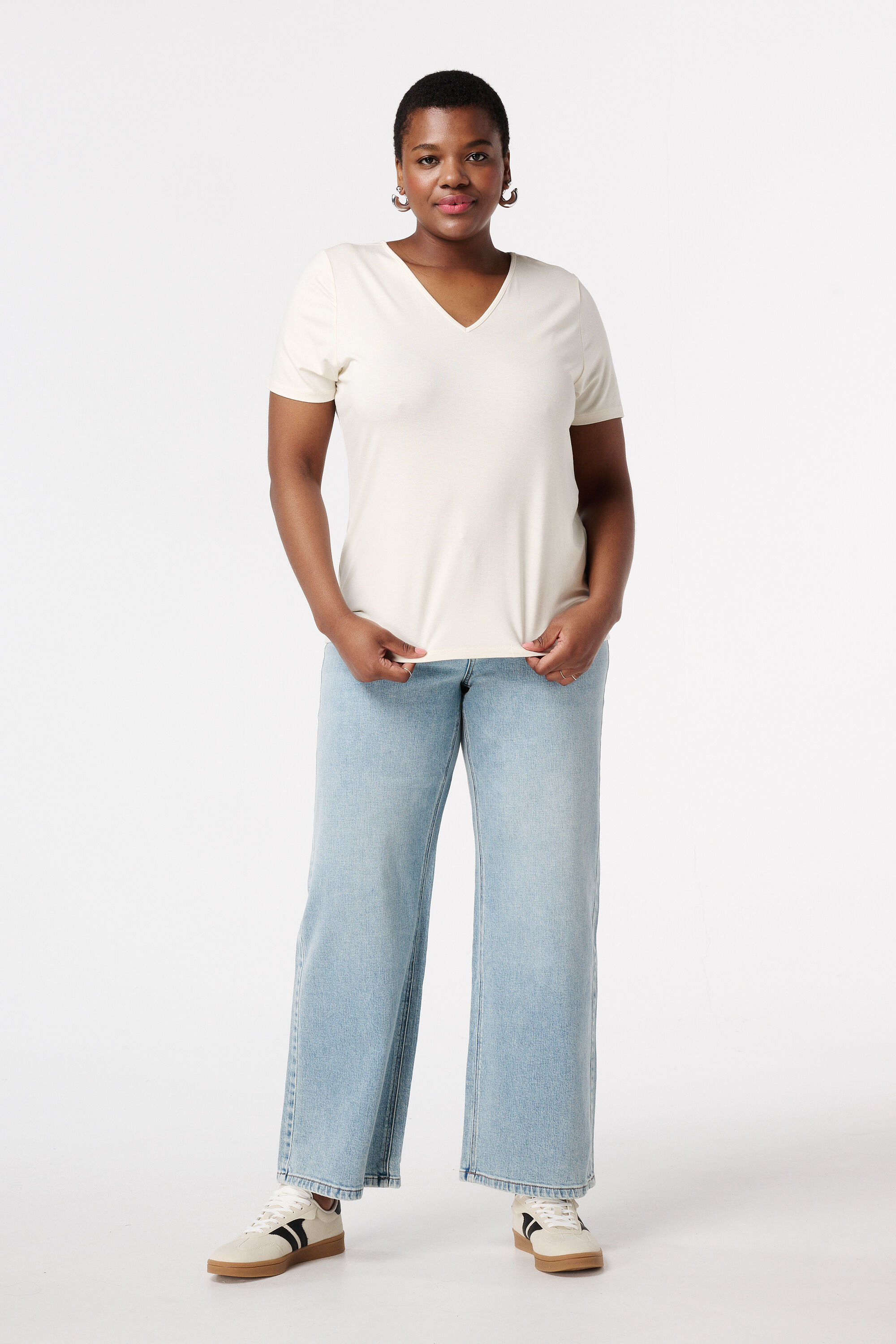 T-Shirt mit V-Ausschnitt image number 5