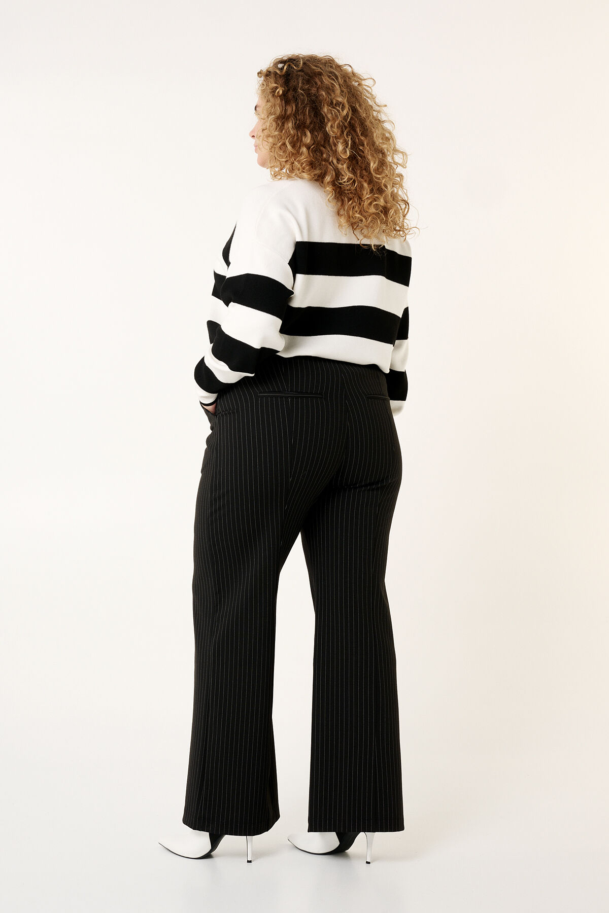 Hose mit Kreidestreifen und weitem Bein image number 3