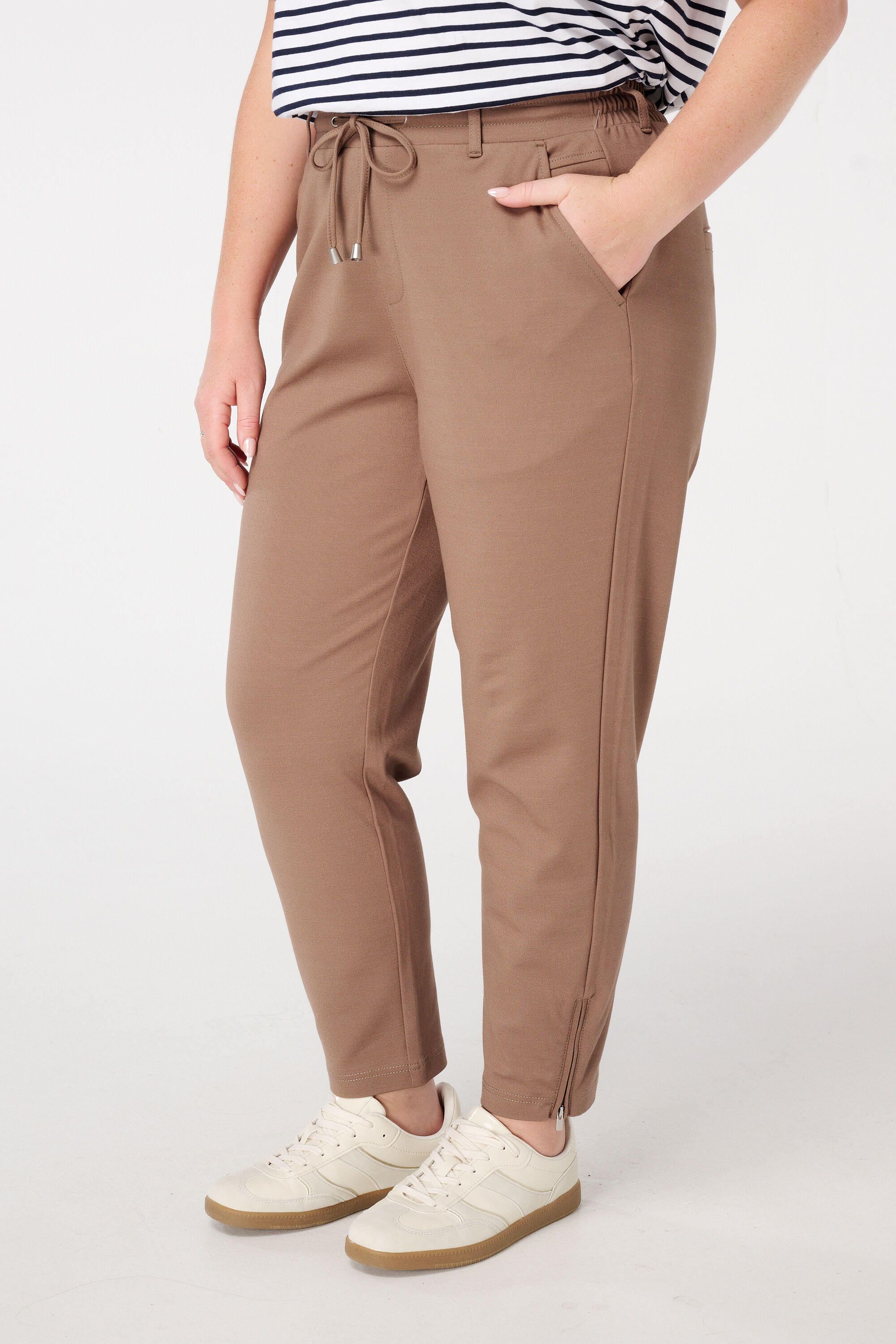 Schlank geschnittene Hose image number 5