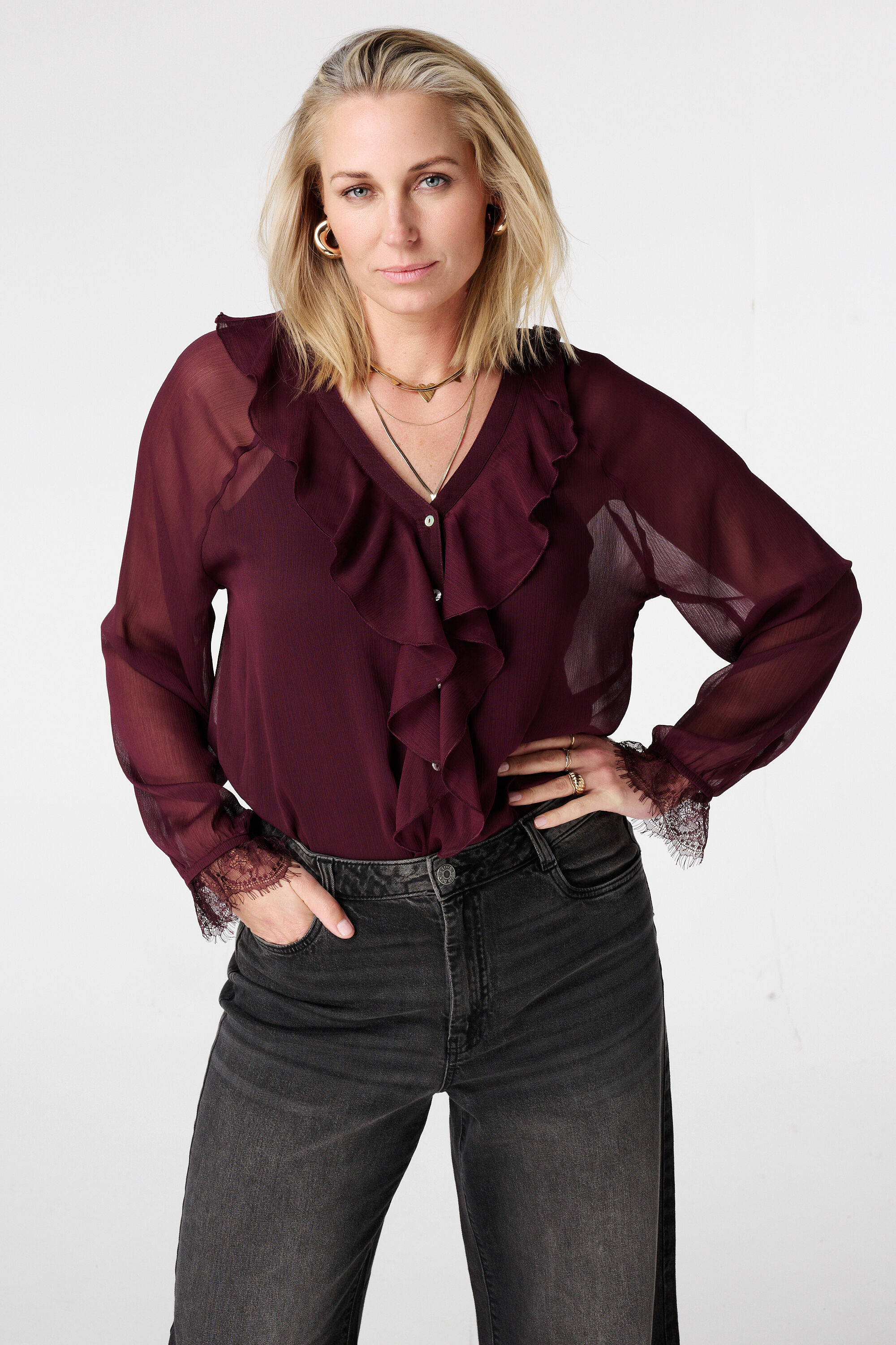 Transparente Bluse mit Volants und Spitze