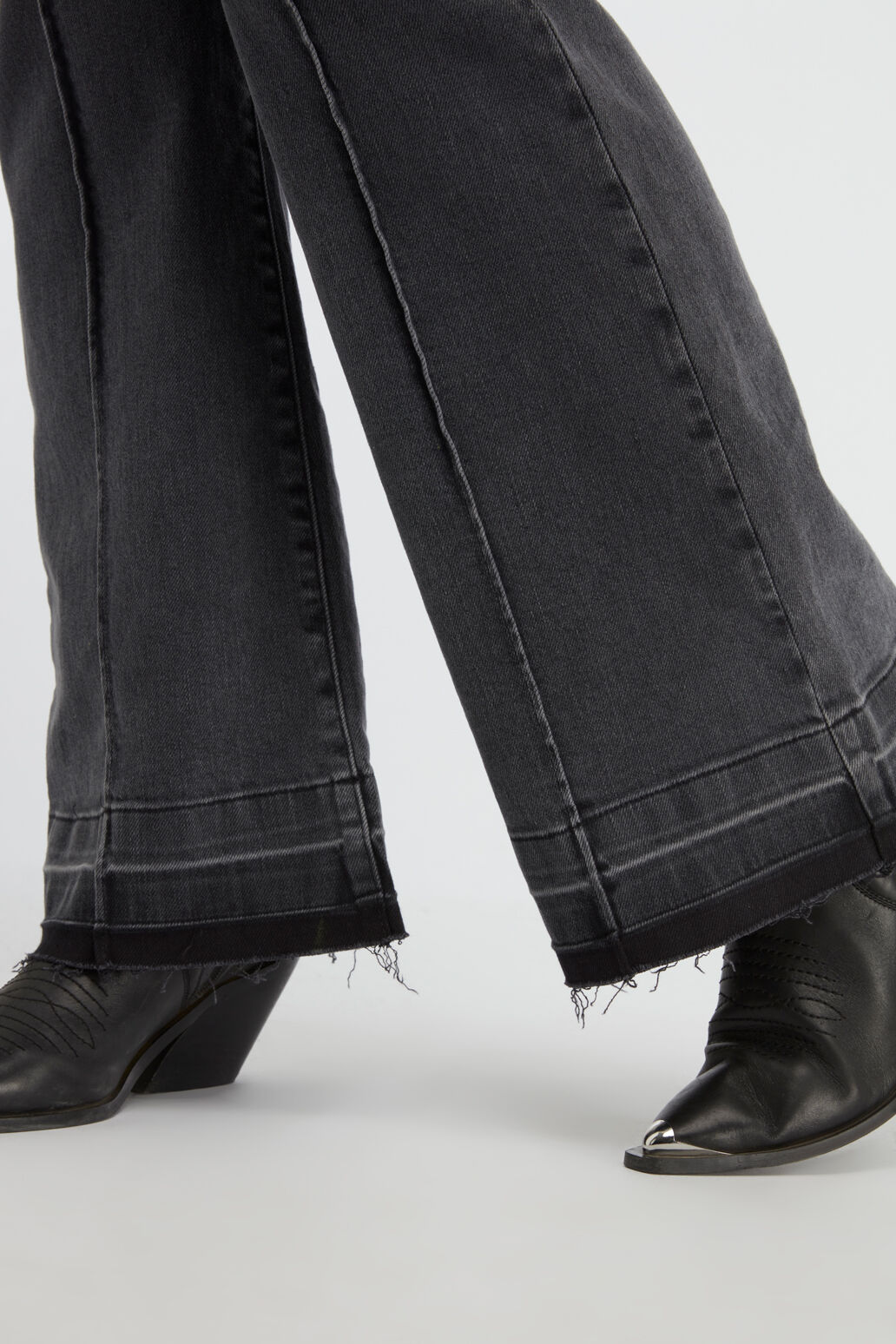 Ausgestellte Jeans mit hoch geschnittener Taille image number 4