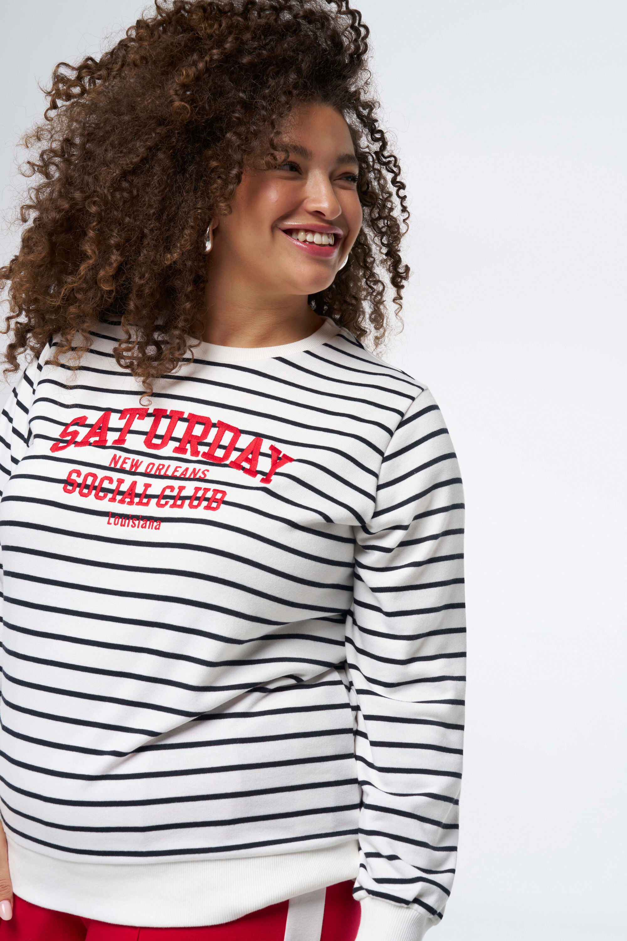 Gestreifter Pullover mit Text-Print  image number 5