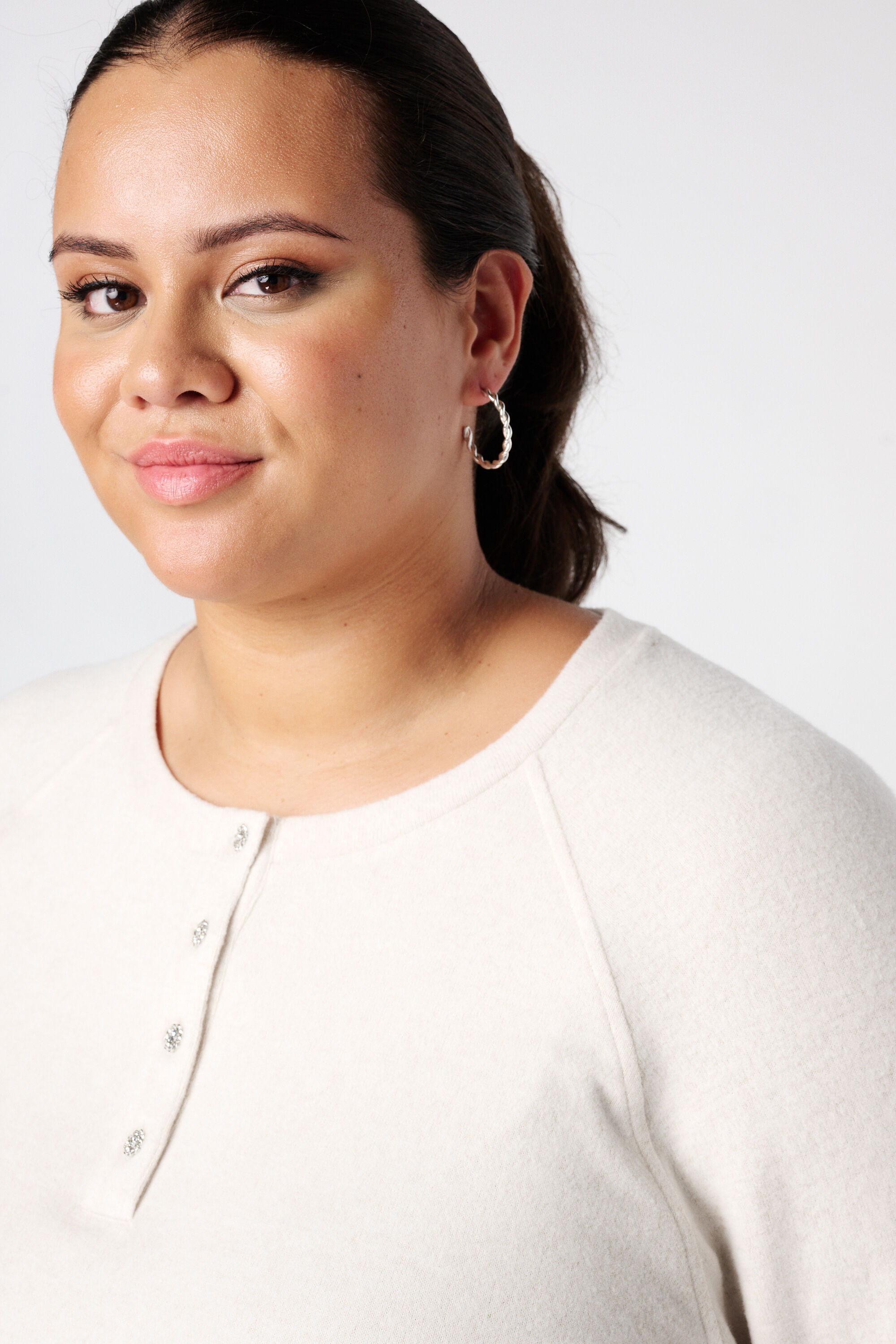 Velours-Pullover mit Strasskn&ouml;pfen image number 4