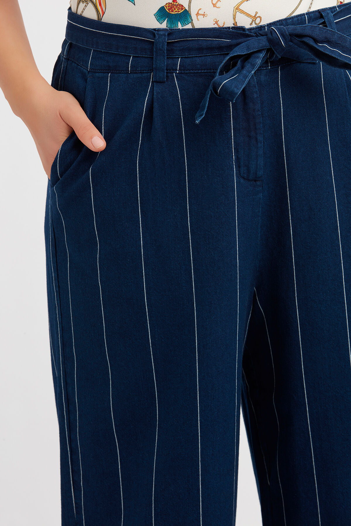 Cropped-Jeans mit Nadelstreifen image number 4