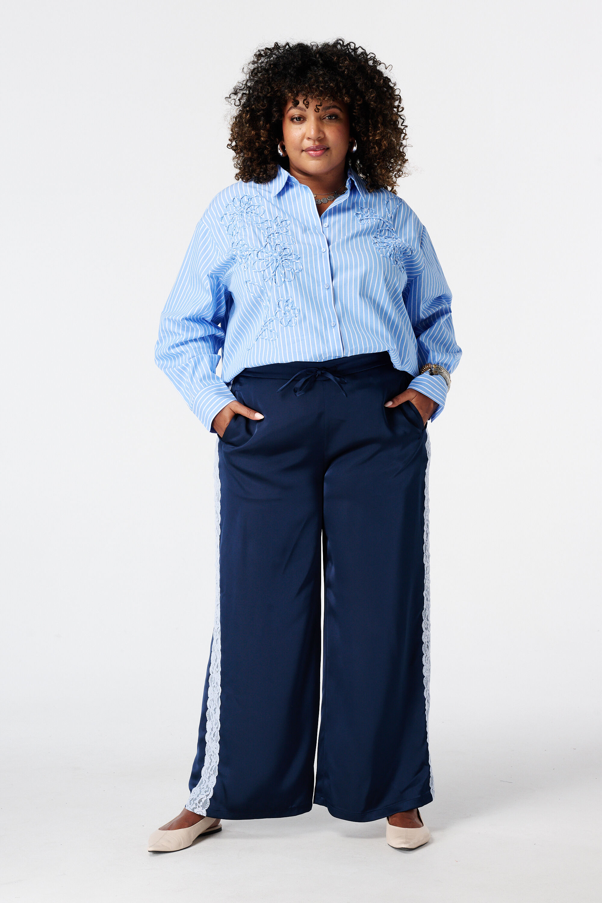 Gestreifte Bluse mit Stickerei image number 5