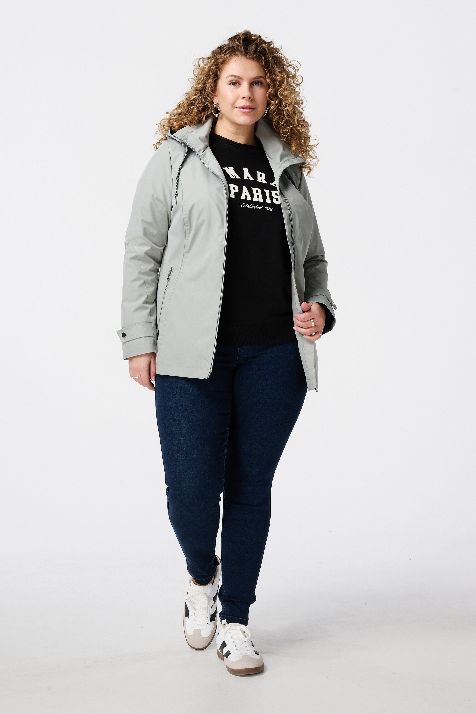 Regenmantel mit silbernen Verzierungen image number 5