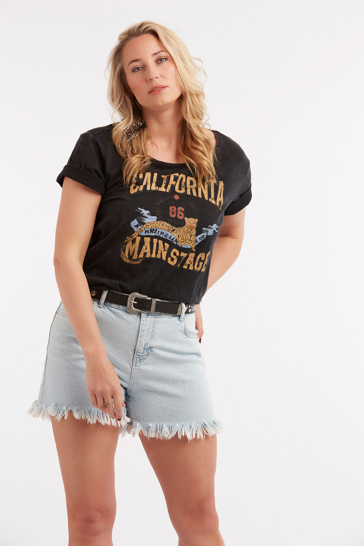 Gebleichte Shorts mit ausgefransten Kanten. image number 6