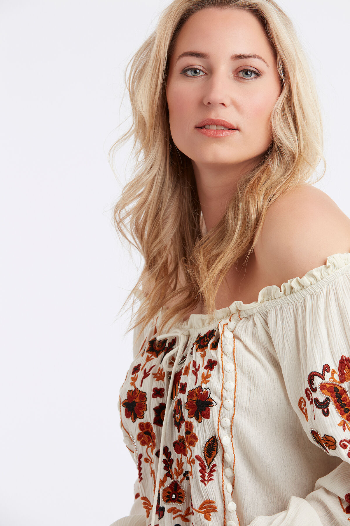 Bluse mit Stickerei image number 3