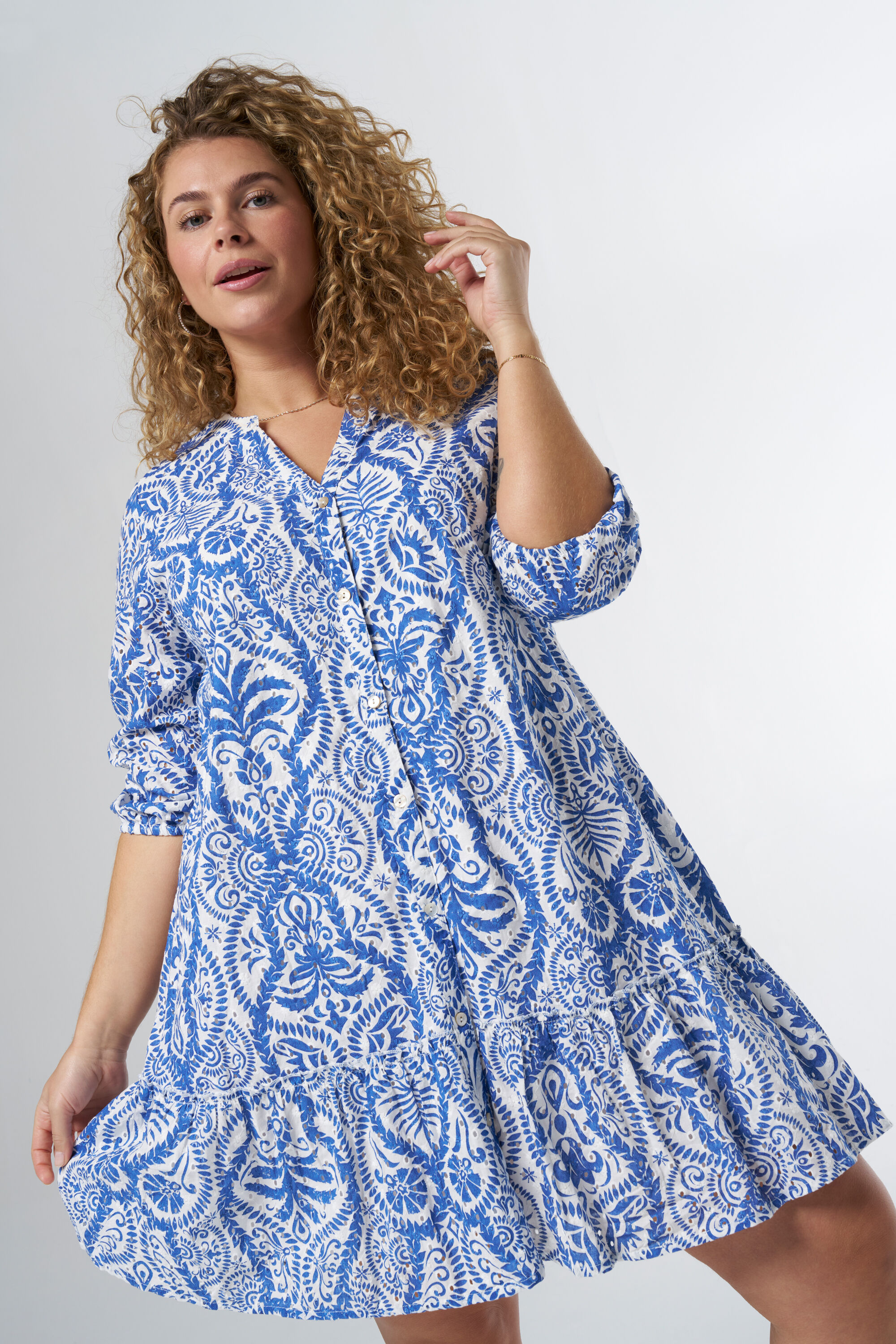 Kurzes Kleid mit Stickerei und G&uuml;rtel image number 5