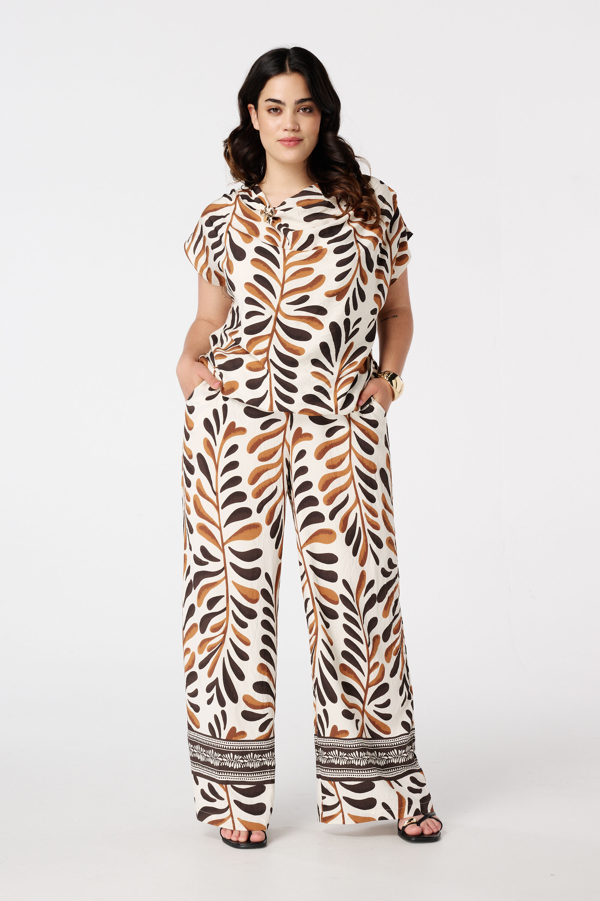 Weit geschnittene Hose mit Druck image number 6