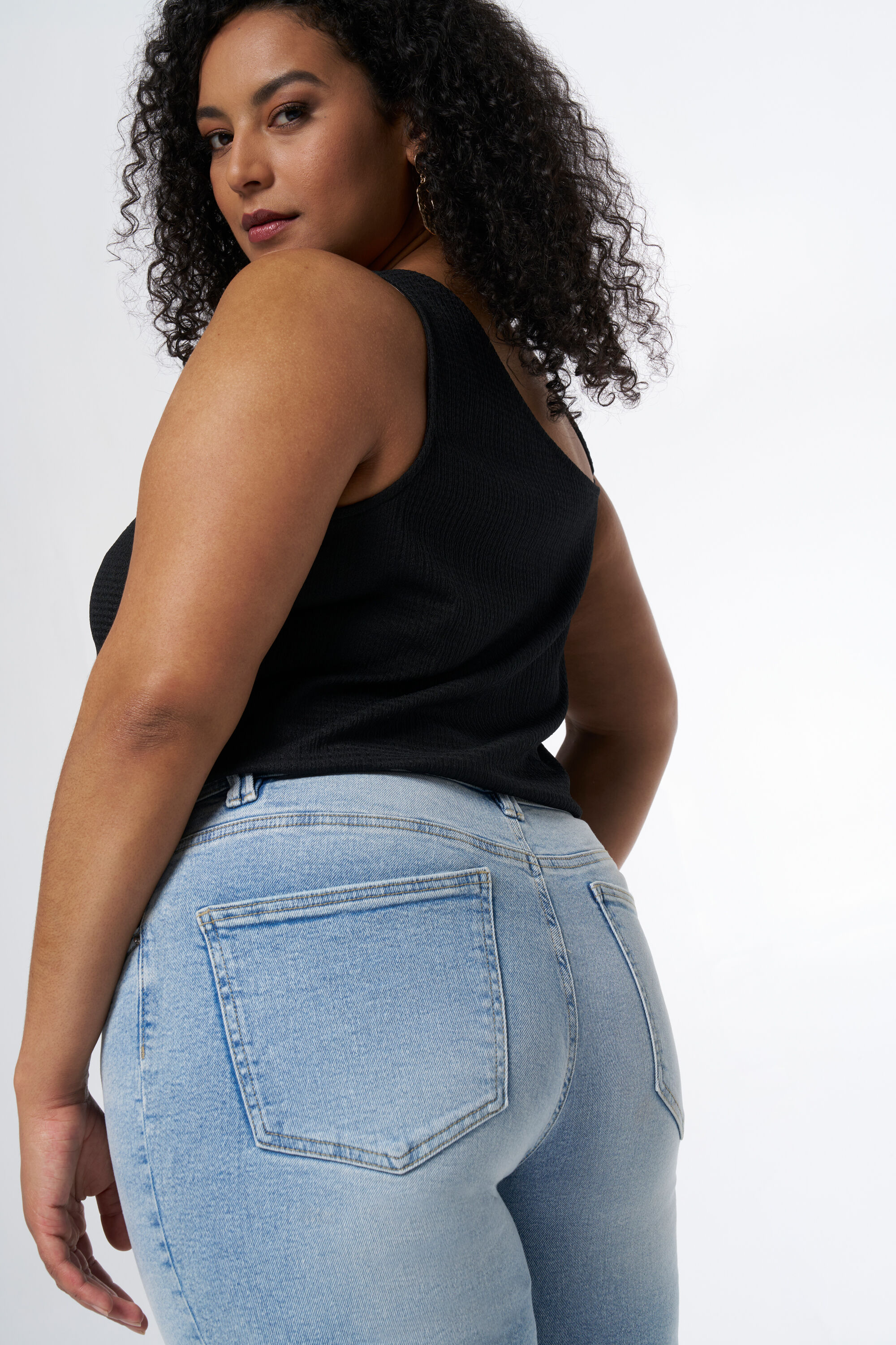 Jeans-Shorts mit l&auml;ngeren Beinen image number 4