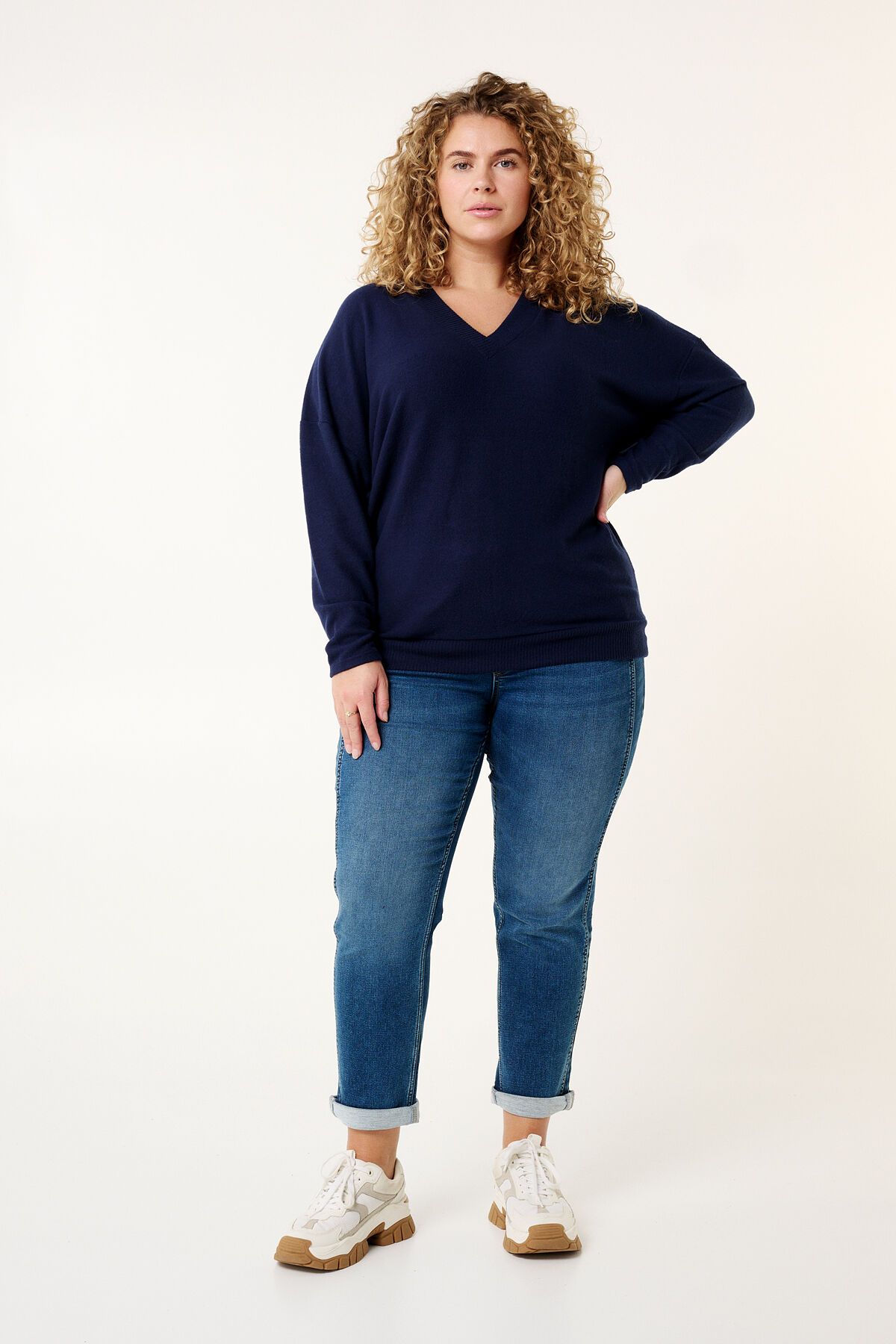 Weit geschnittener Pullover mit V-Ausschnitt  image number 5