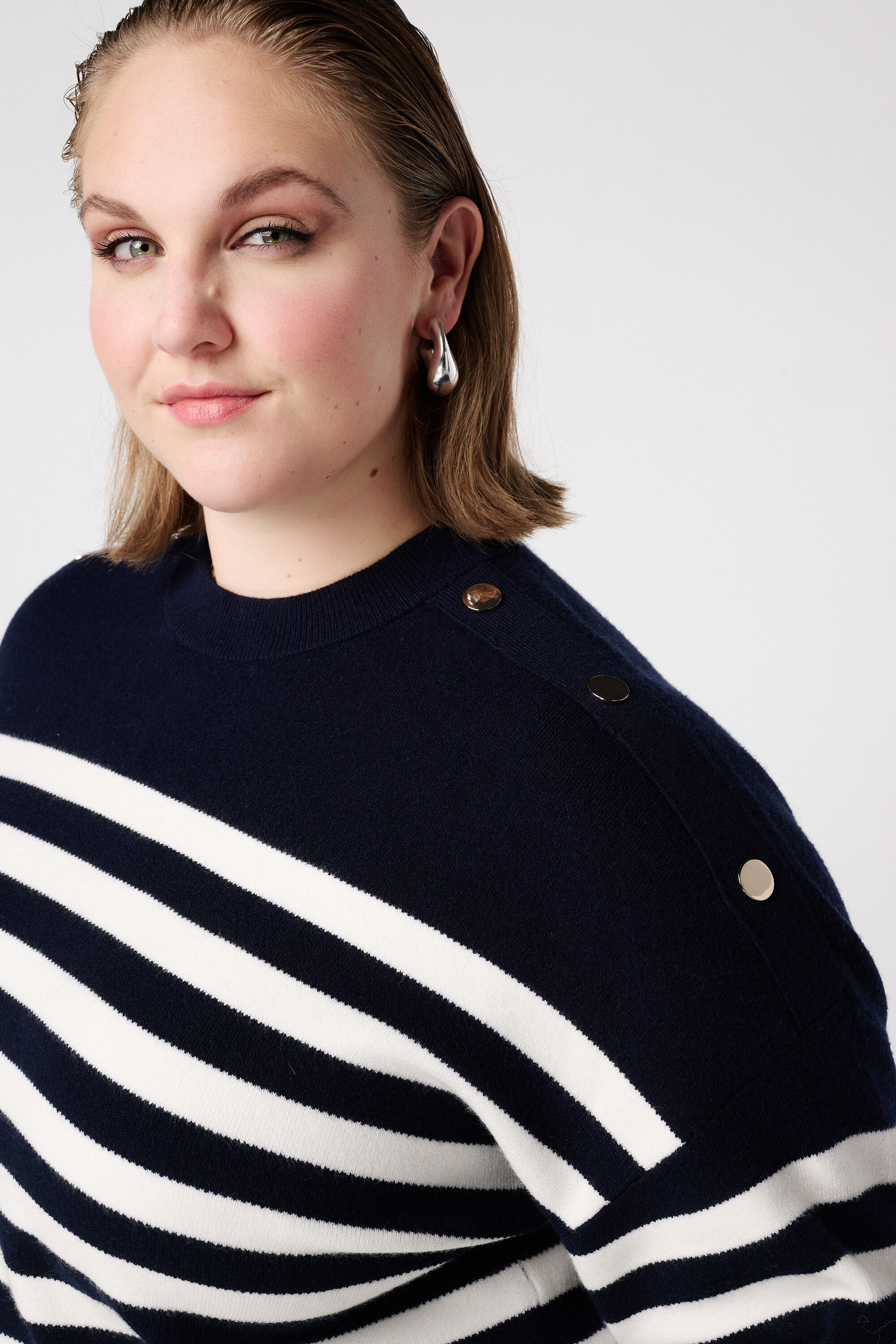 Gestreifter Pullover mit Knopfdetails image number 4