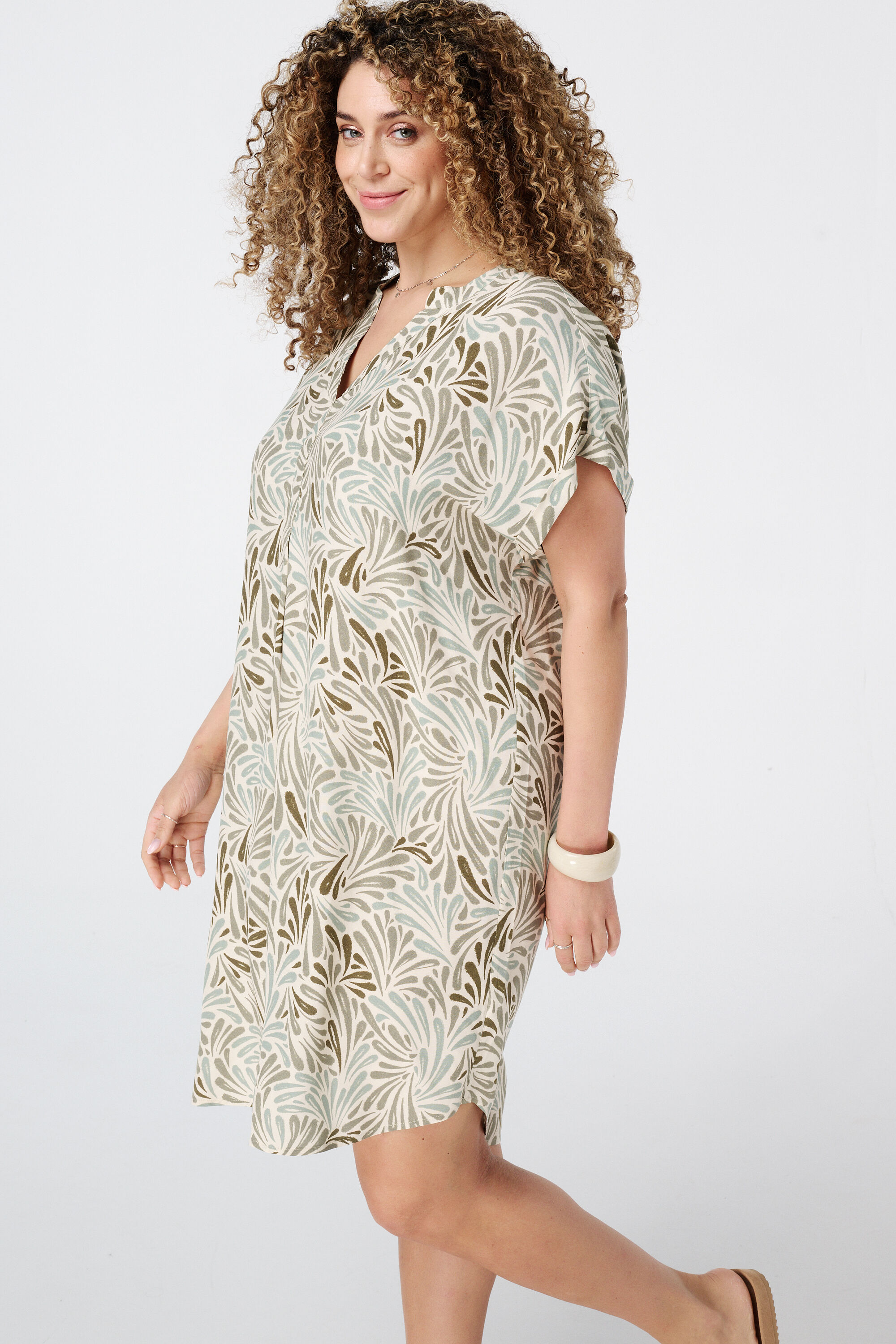 Leichtes Kleid mit V-Ausschnitt image number 5