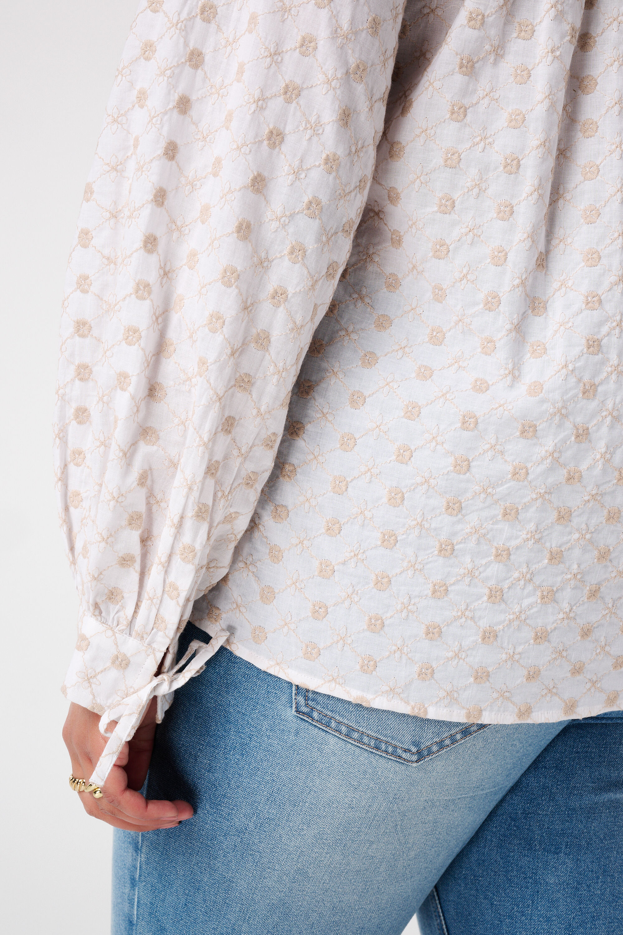 Bluse mit Stickerei image number 4