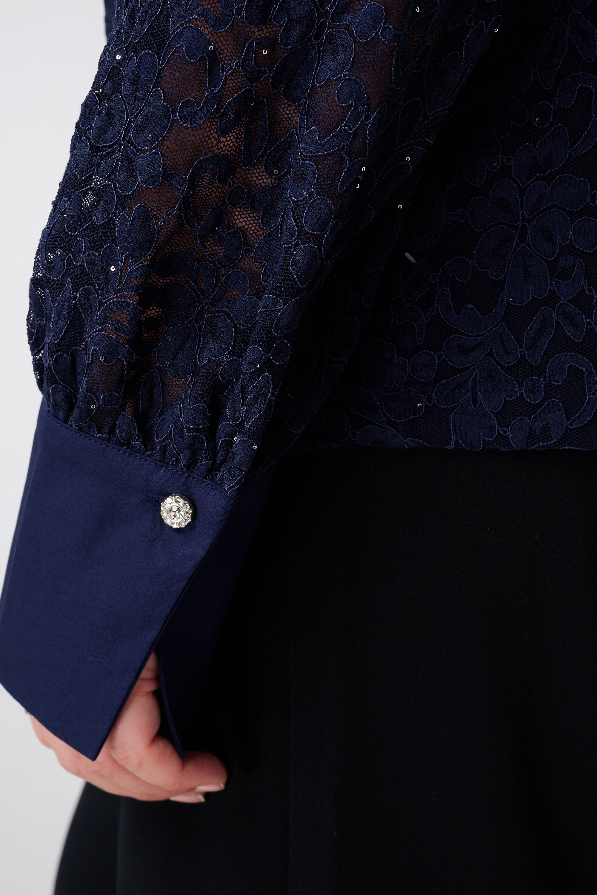 Top mit Spitze und Pailletten image number 6