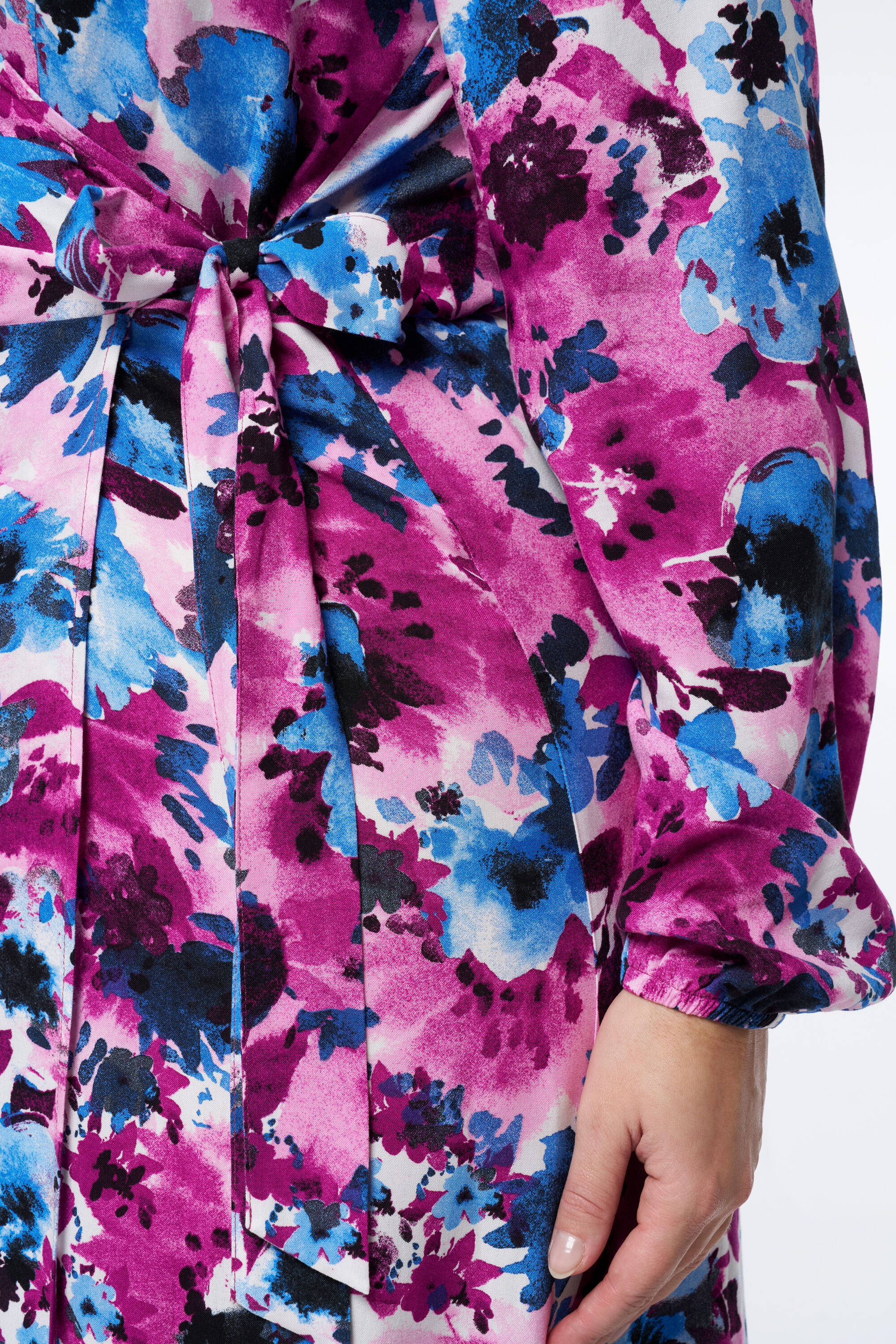 Midi-Kleid mit Satinoptik und Muster image number 4