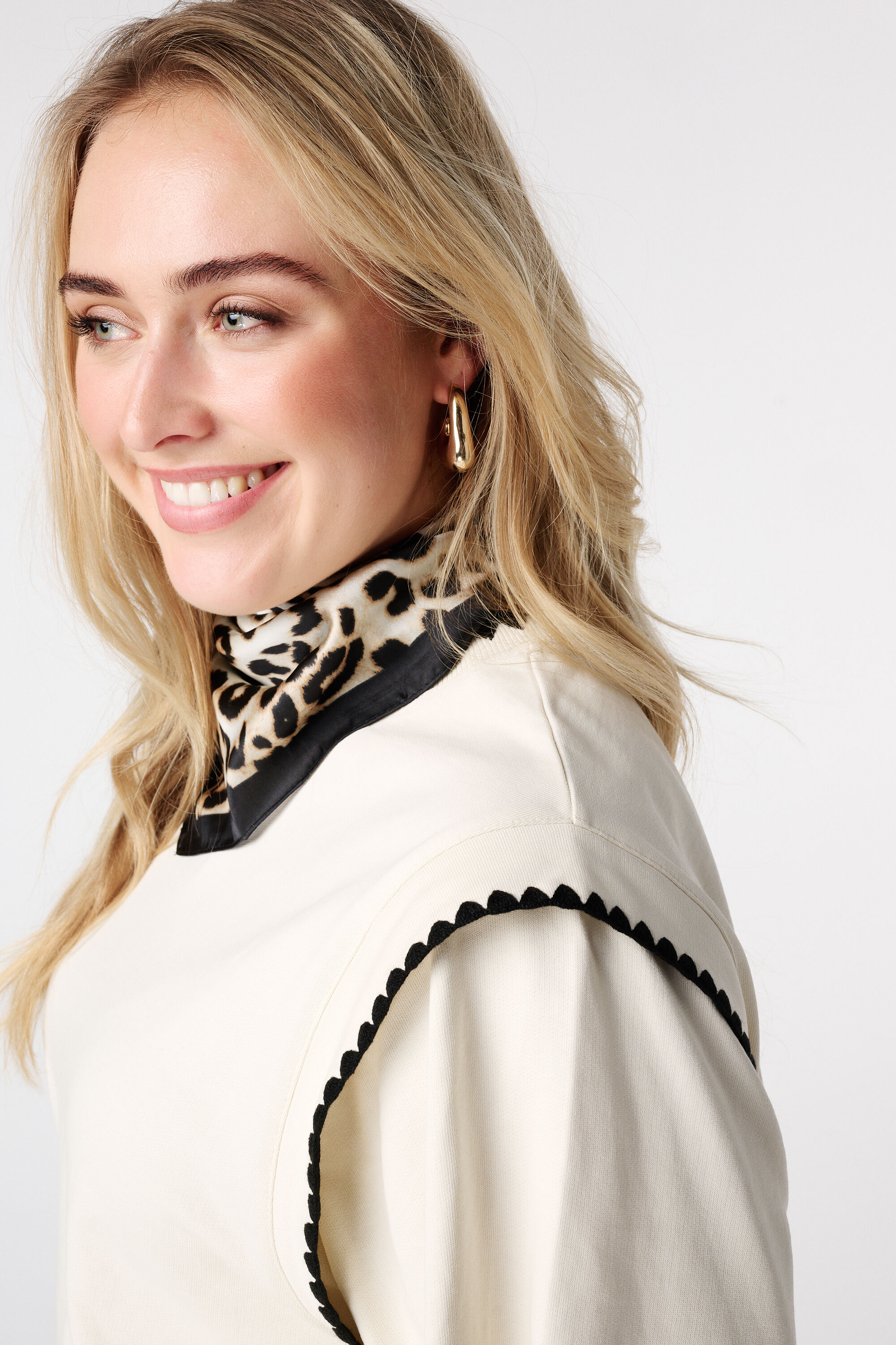 Pullover mit kontrastierenden B&uuml;ndchen image number 4