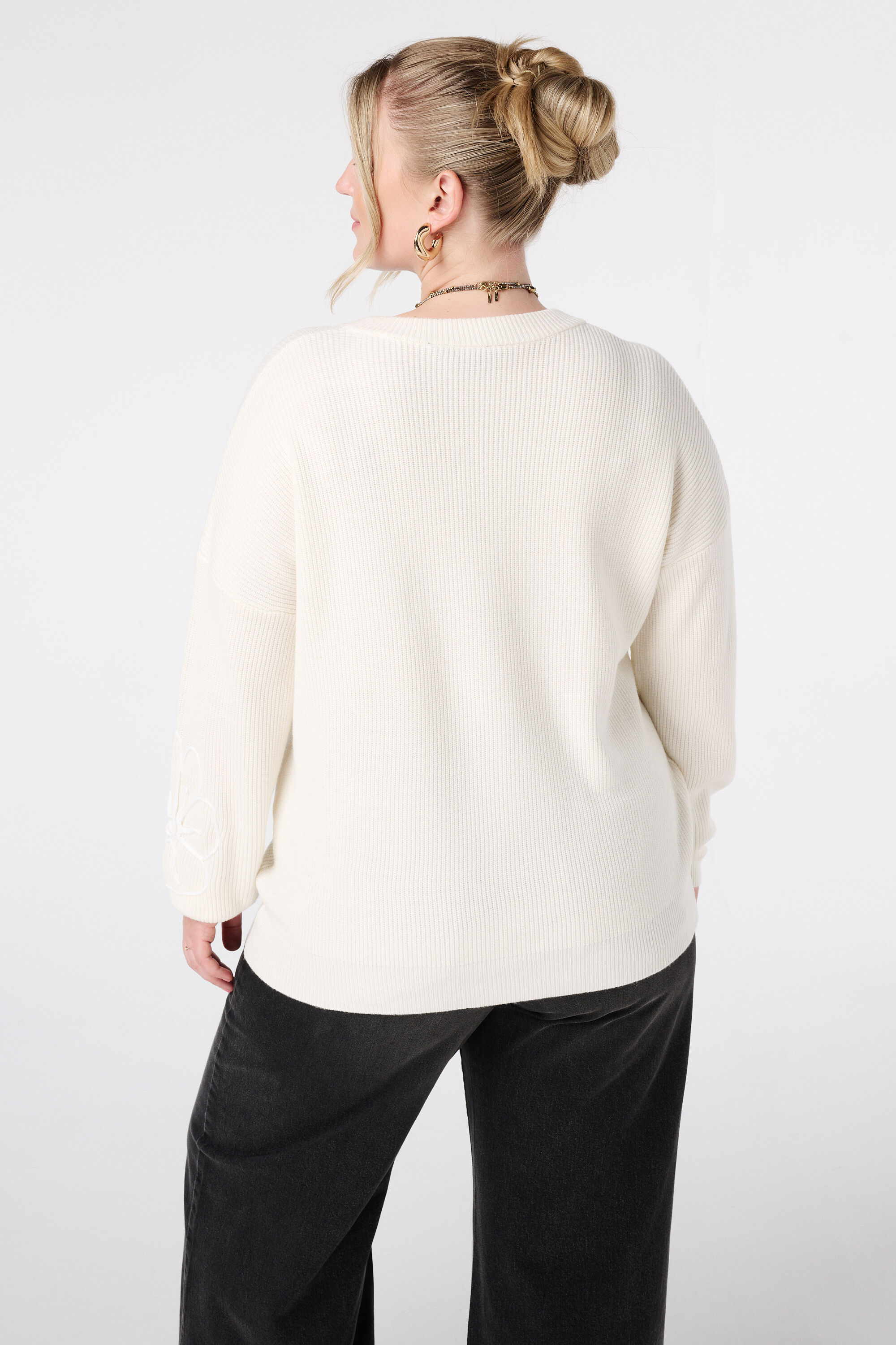 Pullover mit gestickten Blumen image number 3