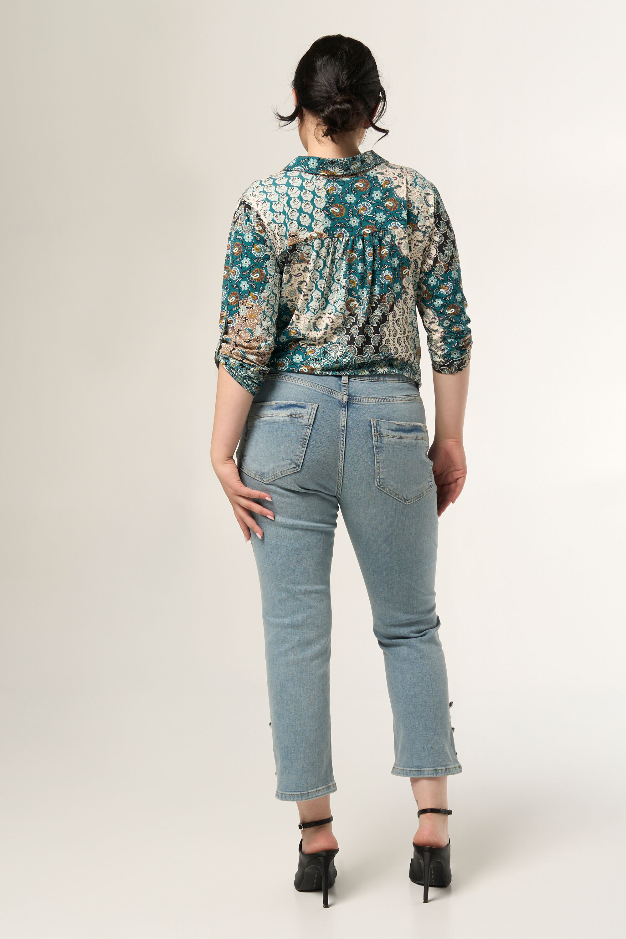 Jeans mit Knopfdetail image number 3