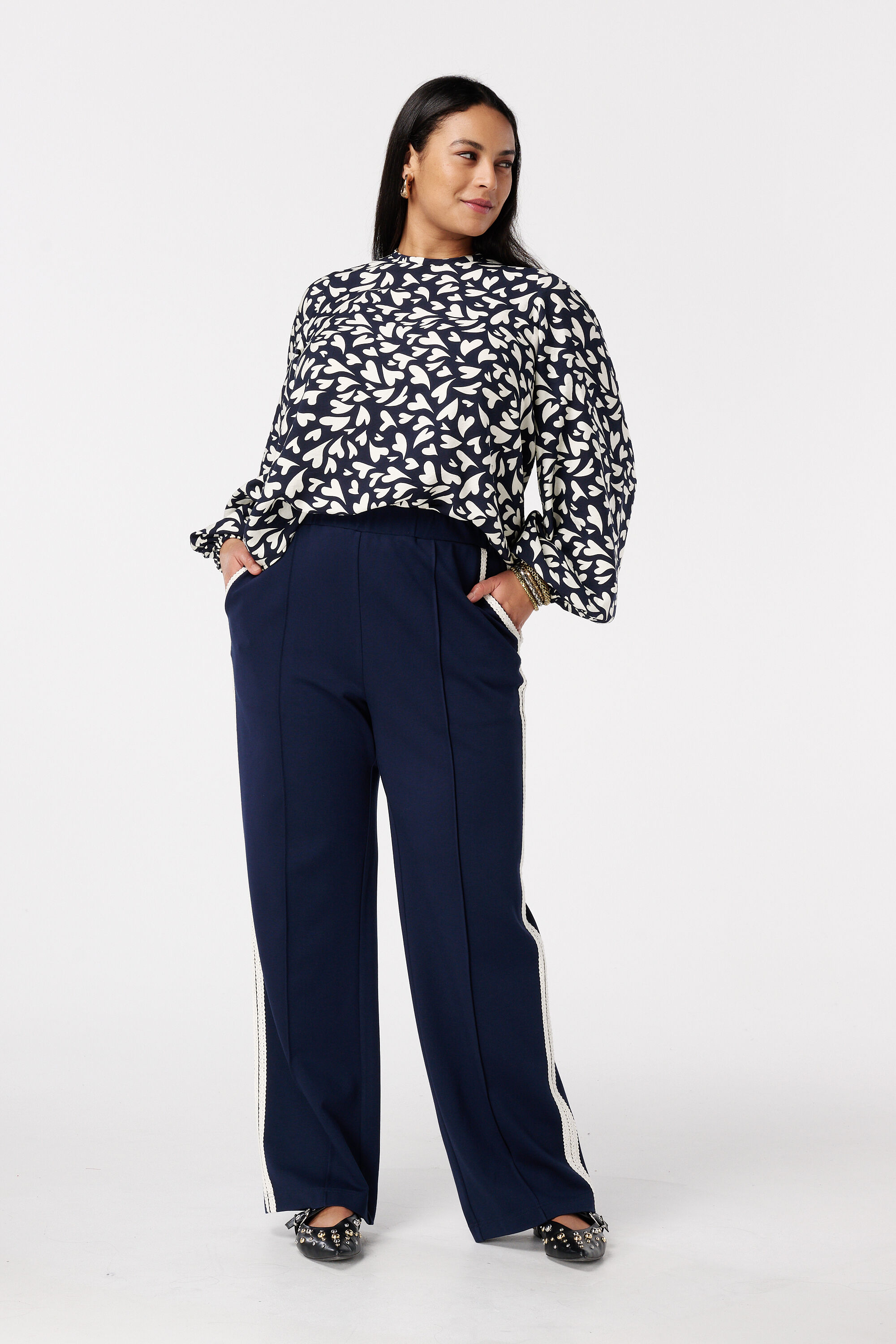 Bluse mit Punktmuster und Kordelzug image number 5