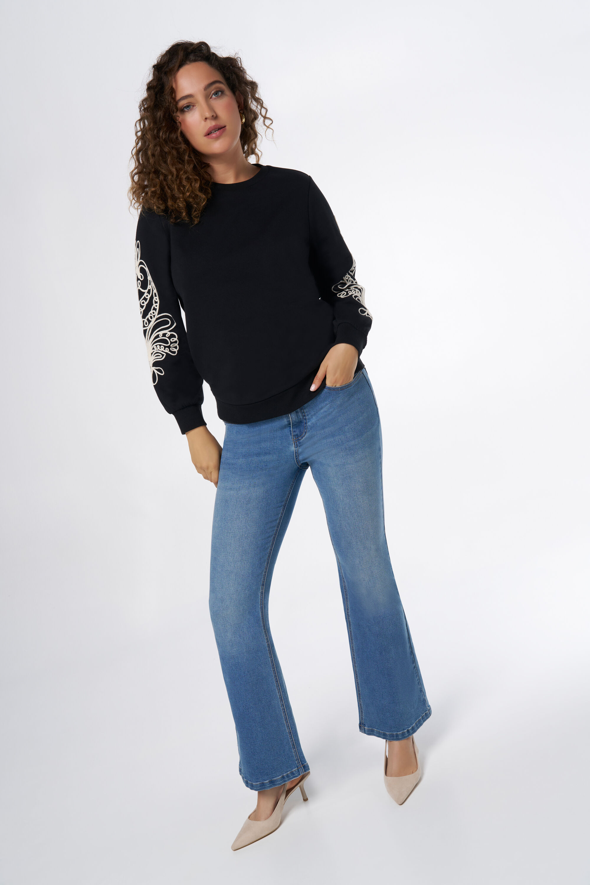 Pullover mit Stickerei image number 5