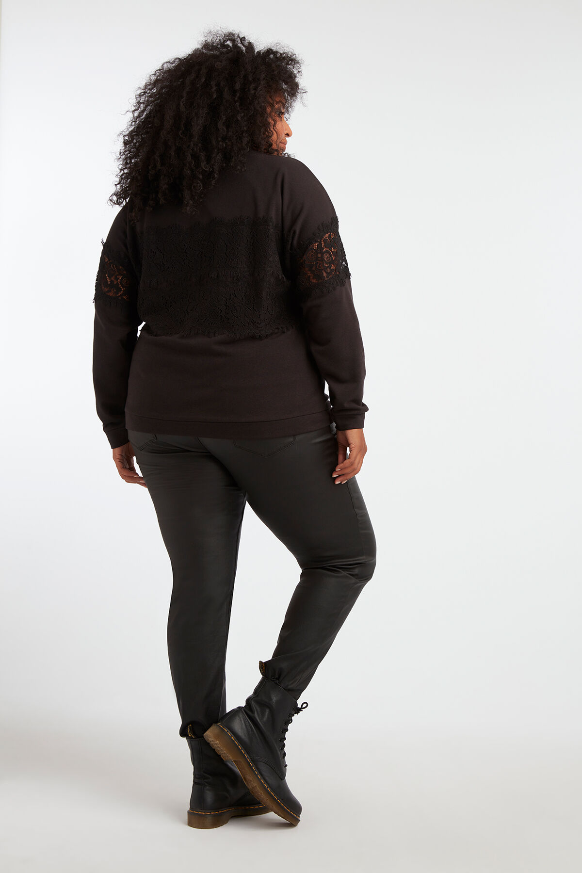 Sweatshirt mit Spitzenelementen image number 4