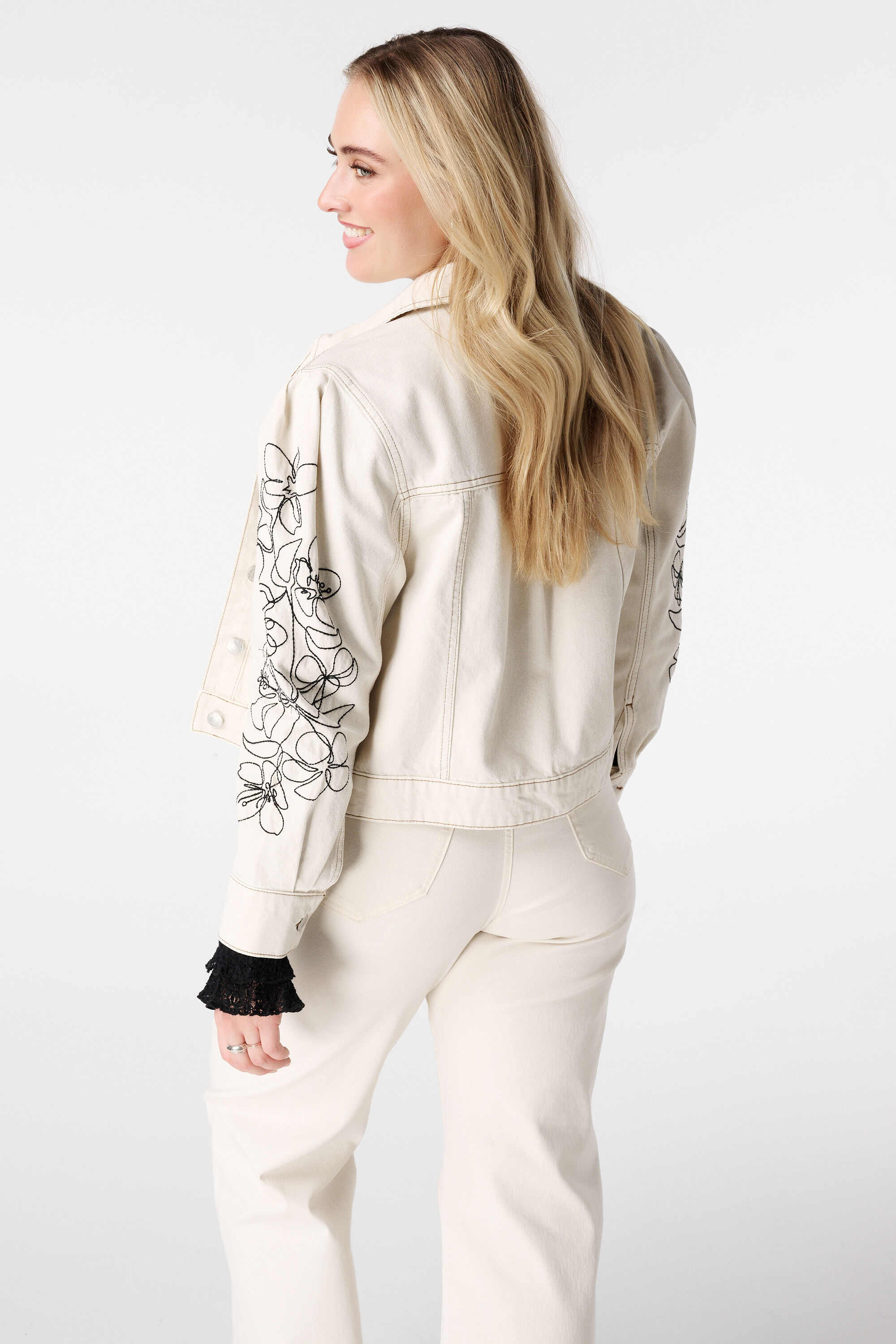 Jeansjacke mit Stickerei image number 3