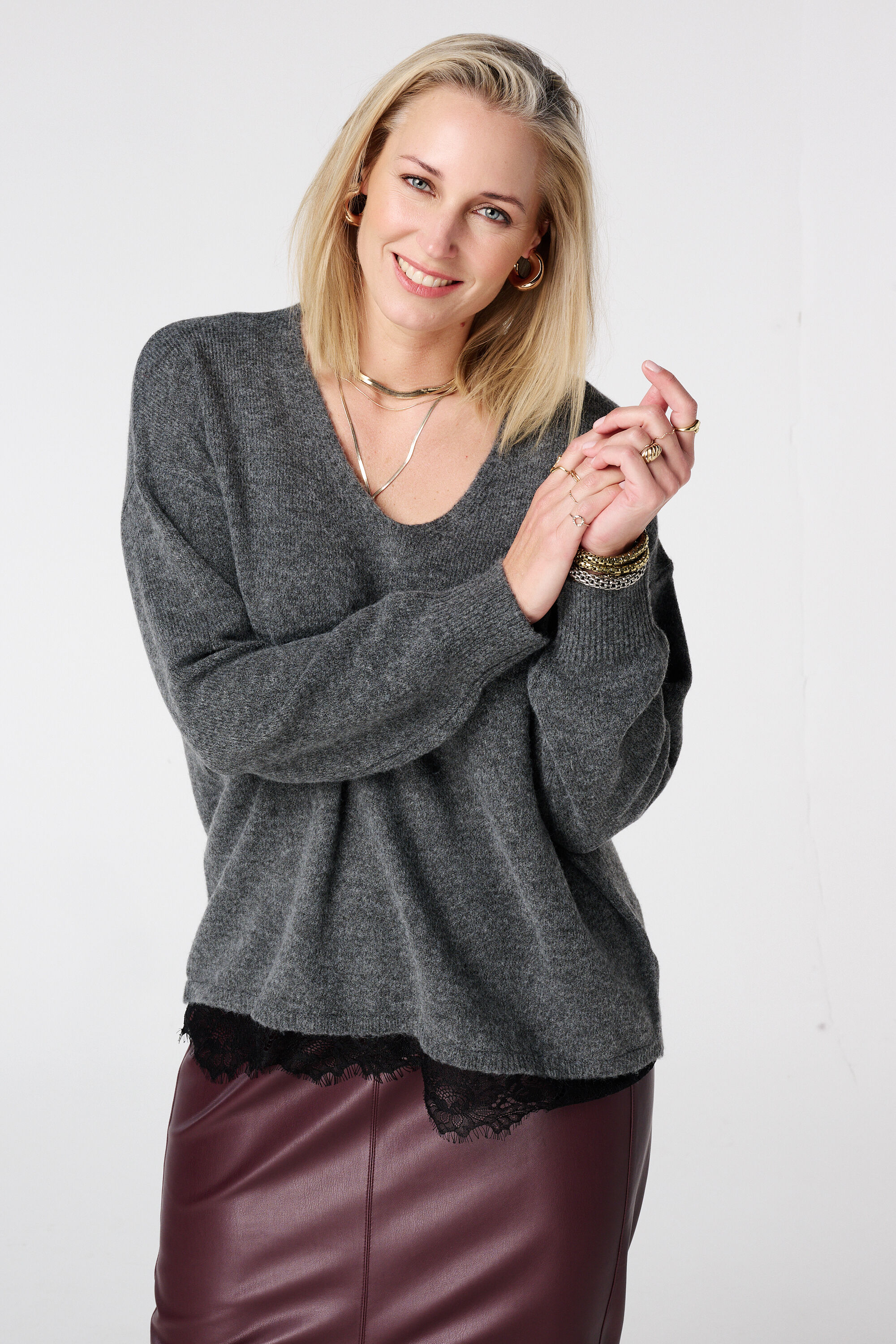 Pullover mit V-Ausschnitt und Spitzenabschluss