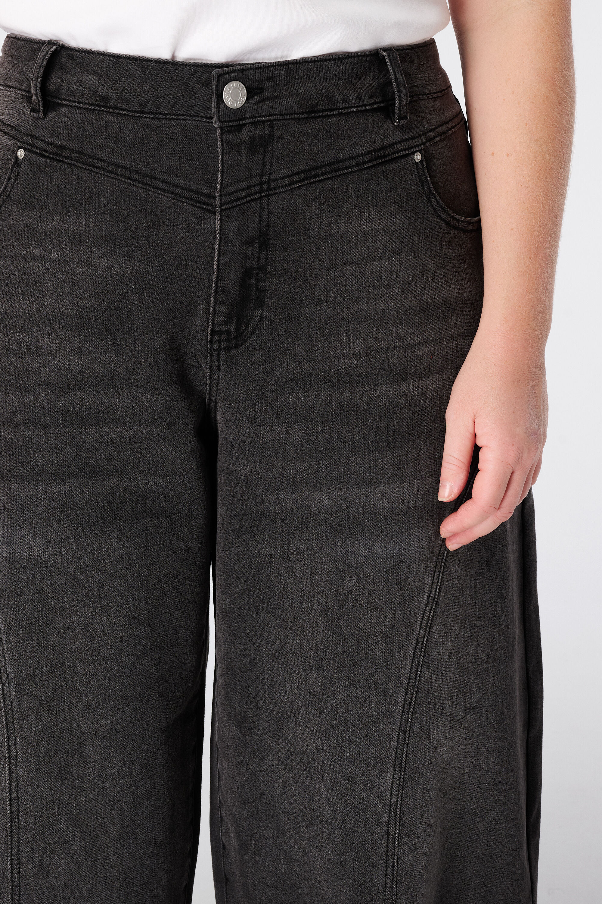 Barrel Jeans image number 4