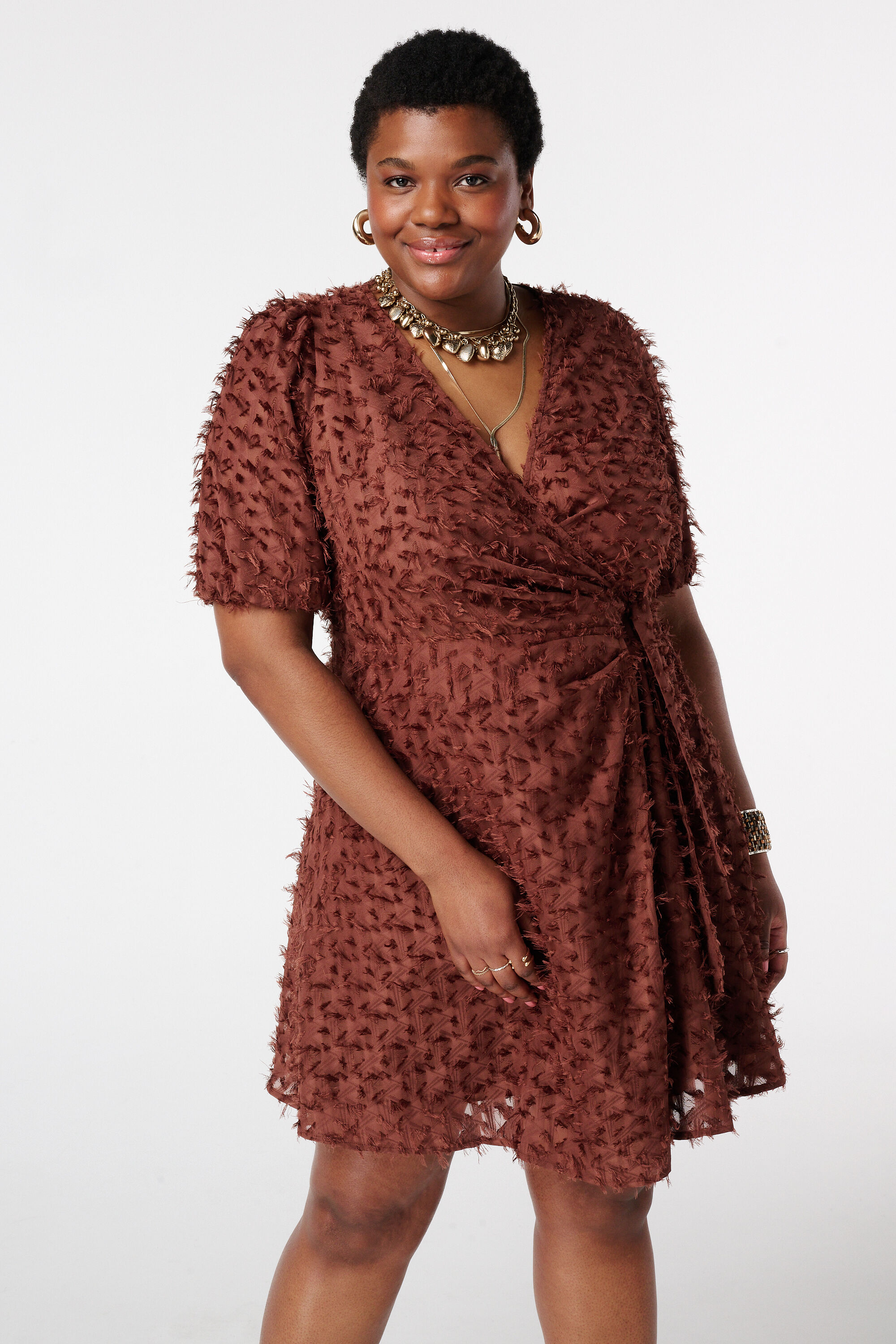 Kleid mit Spitzenstruktur und Wickeloptik