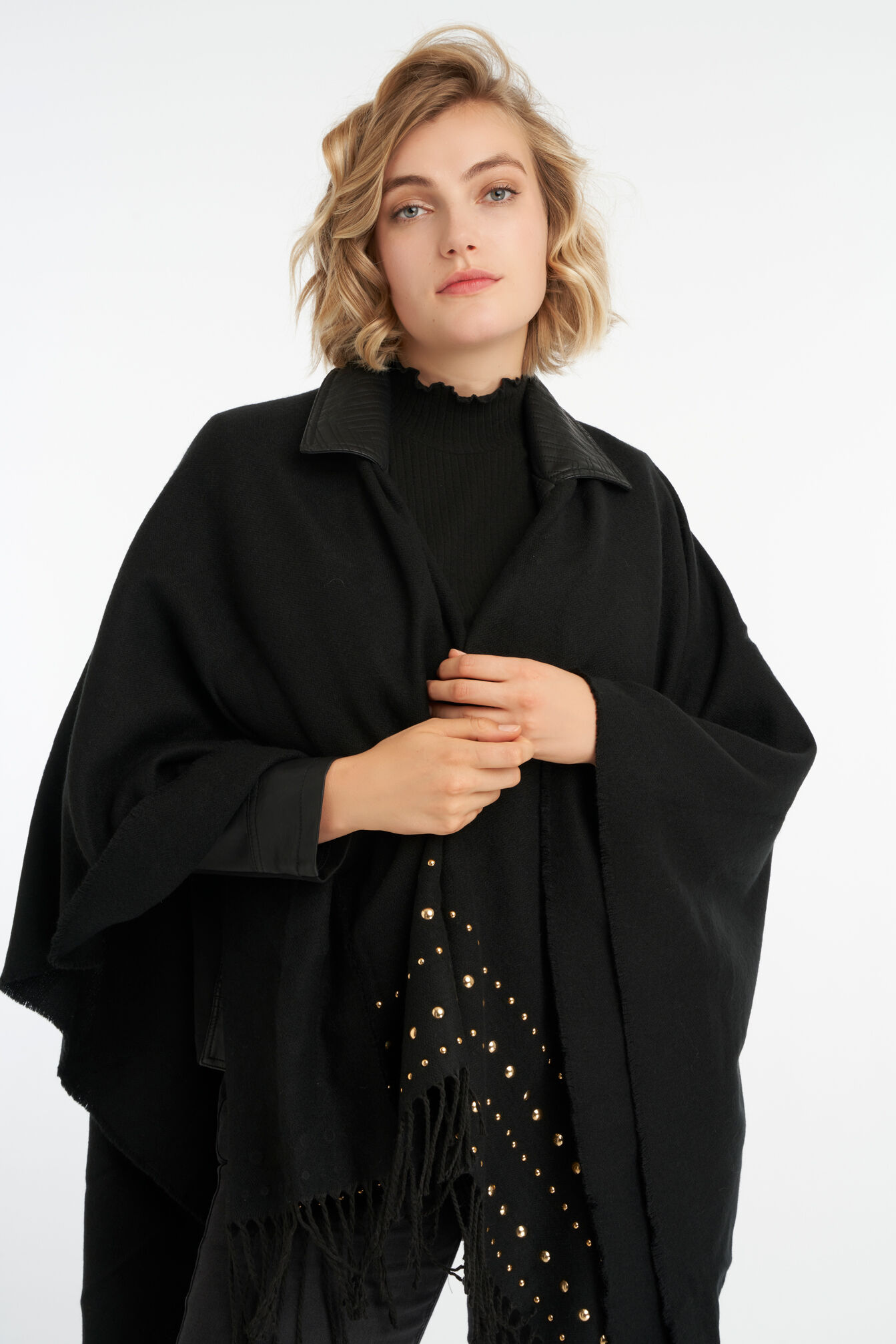 Cape mit Nietenmuster und Fransen image number 4