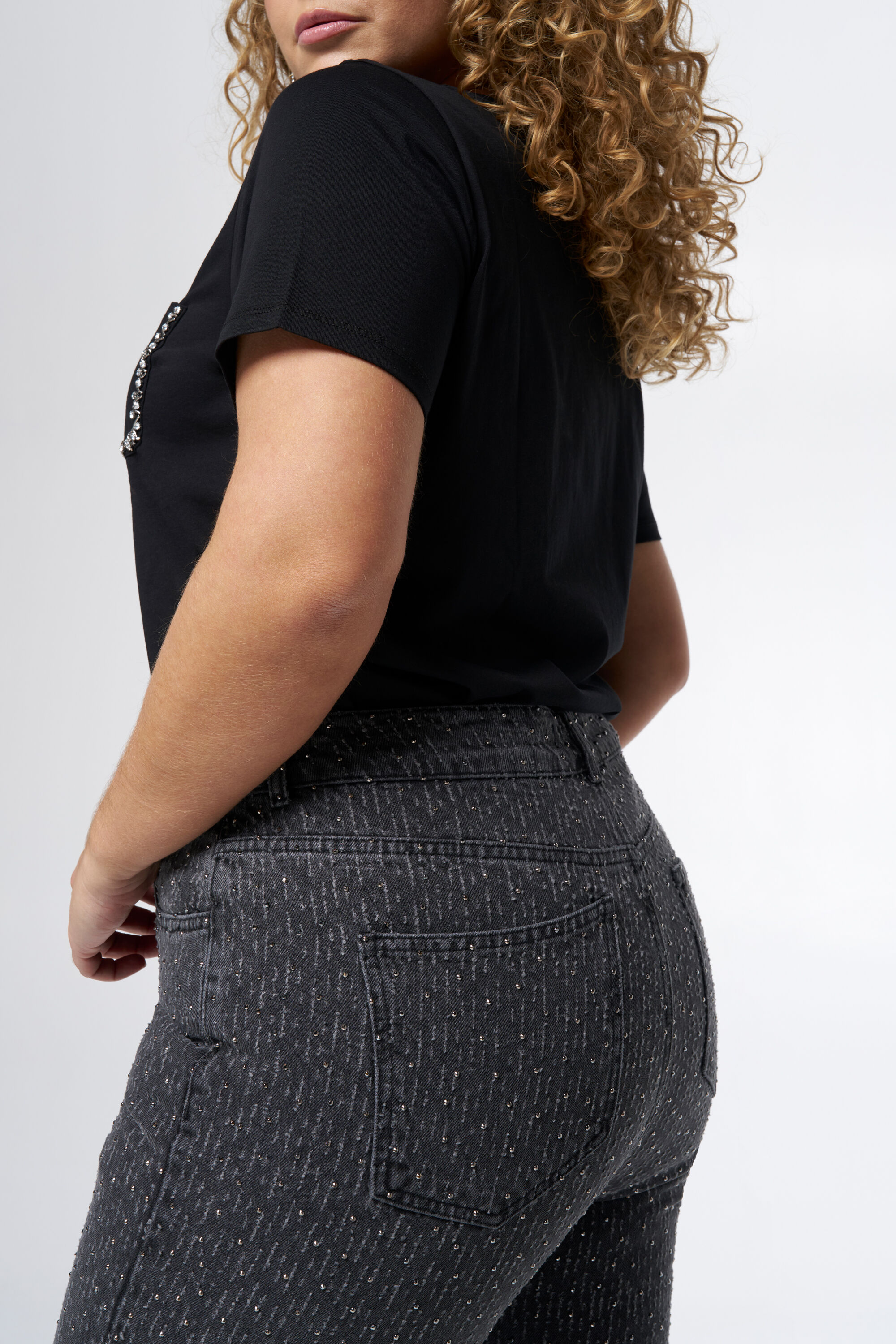 Jeans mit geradem Bein und zerrissenen Details image number 4