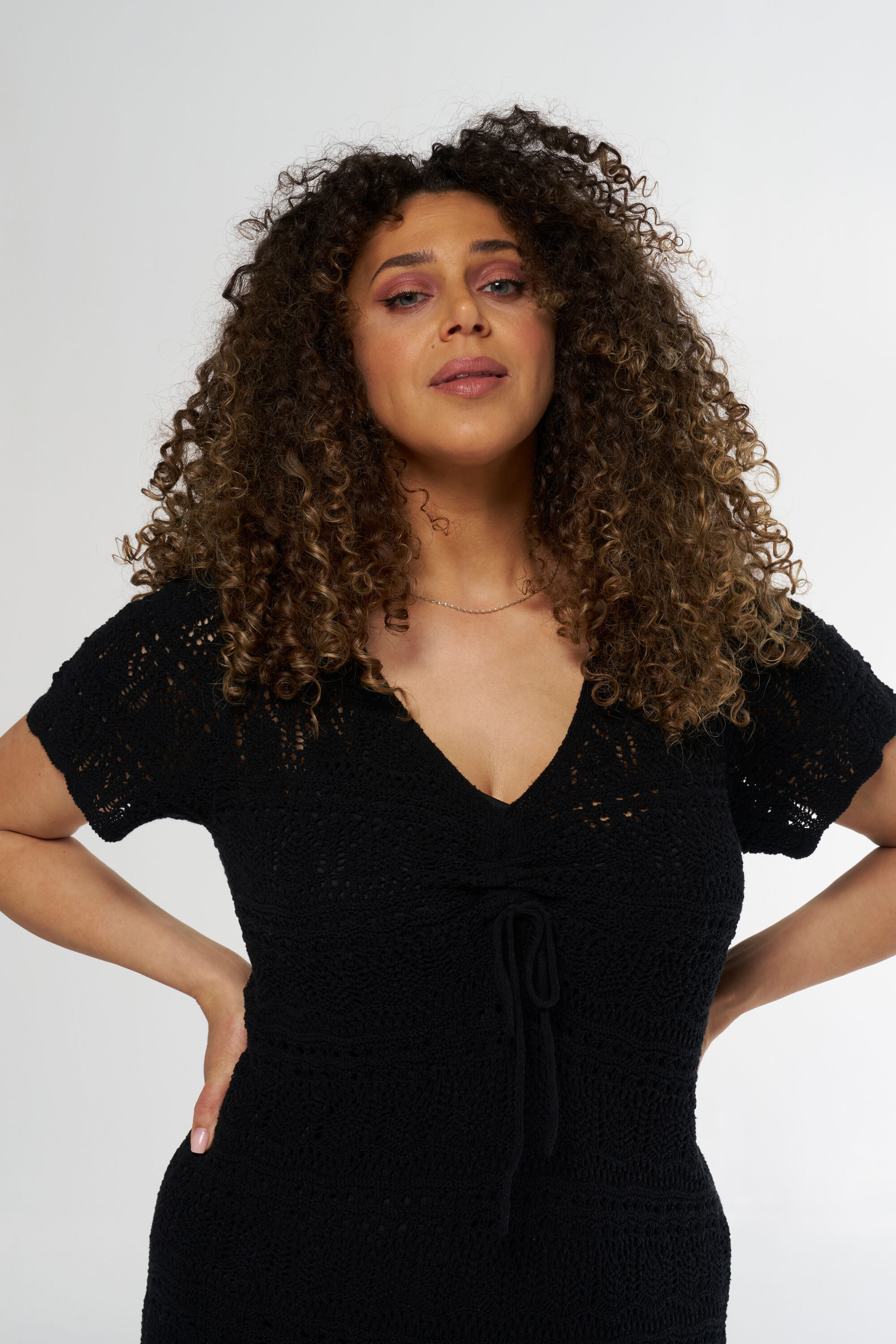 Geh&auml;keltes Kleid mit Schleifendetail image number 5