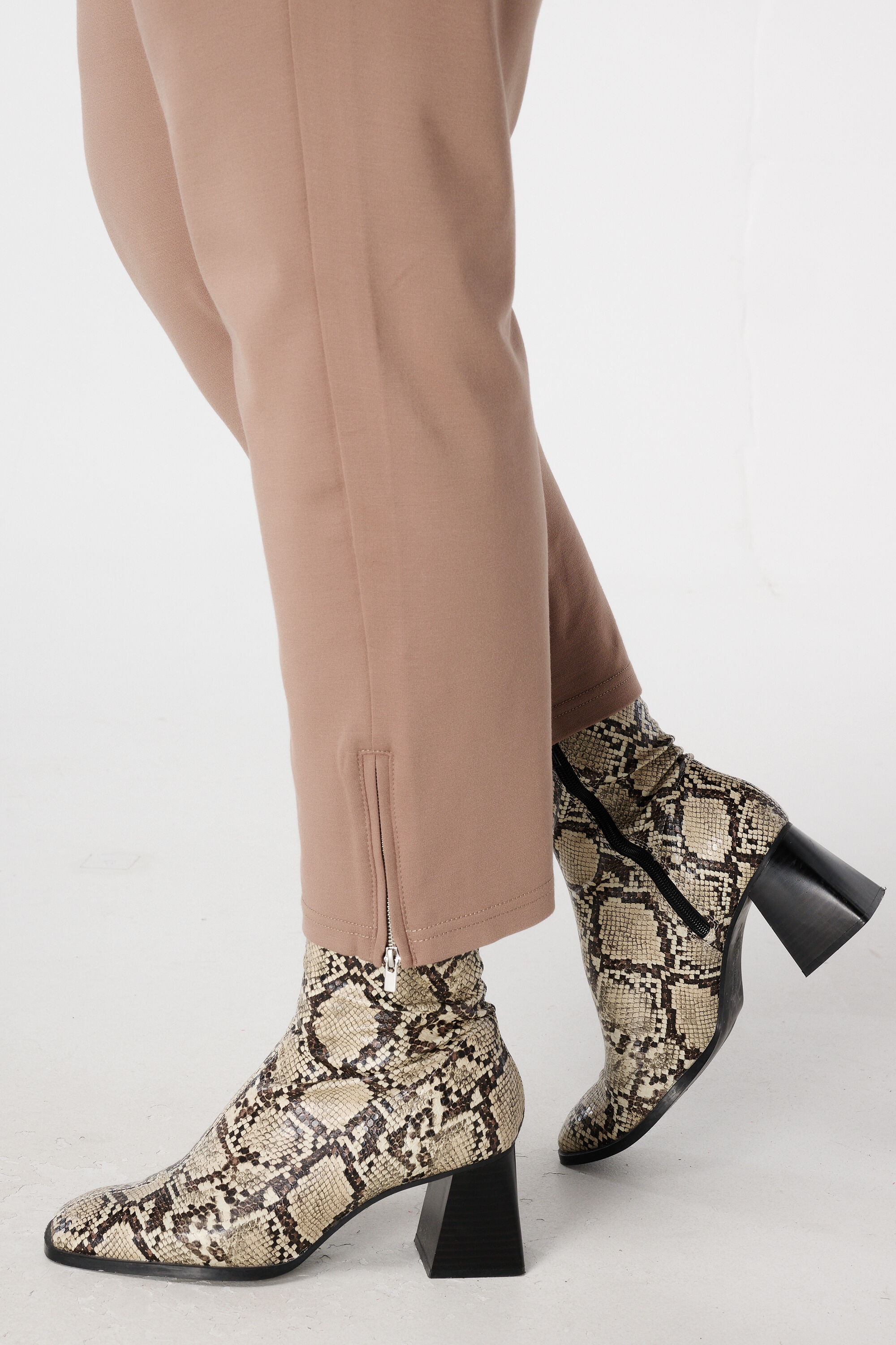 Hose mit elastischem Bund image number 4