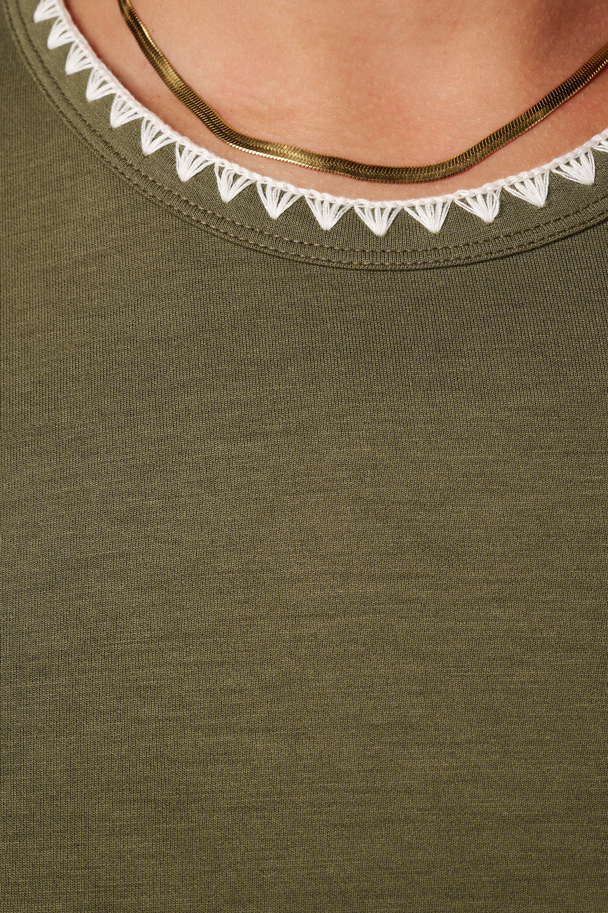 T-Shirt mit kontrastierenden Verzierungen  image number 6