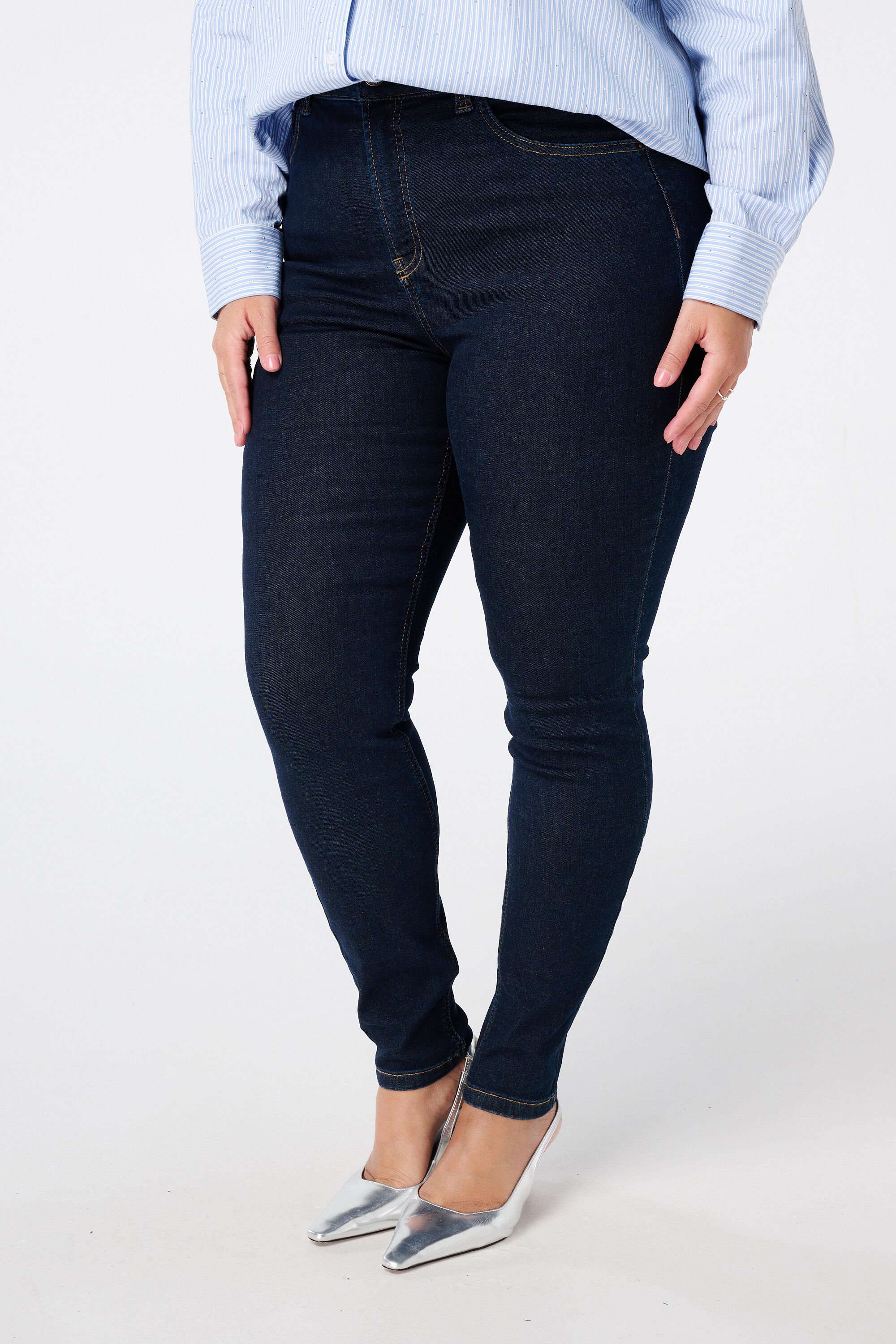 Skinny-Leg-Jeans mit hoher Taille CHERRY image number 5