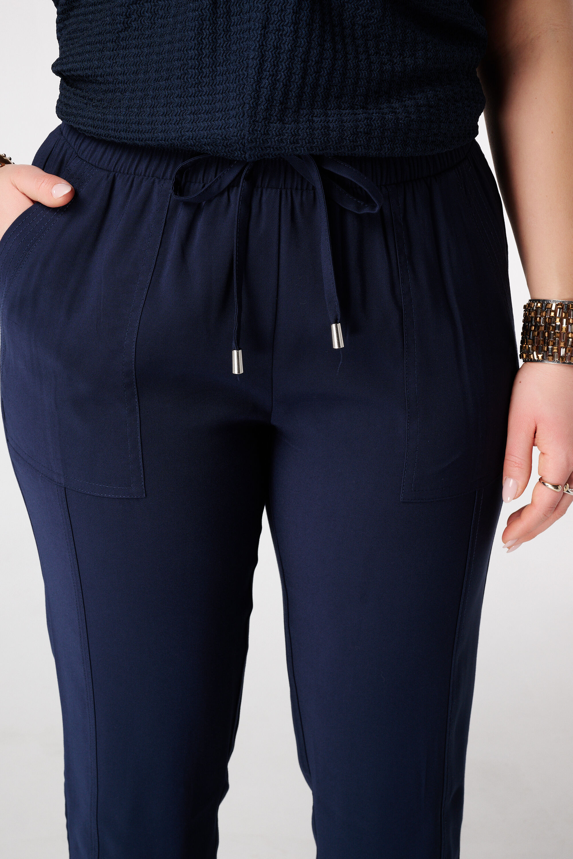 Hose mit elastischem Bund image number 4